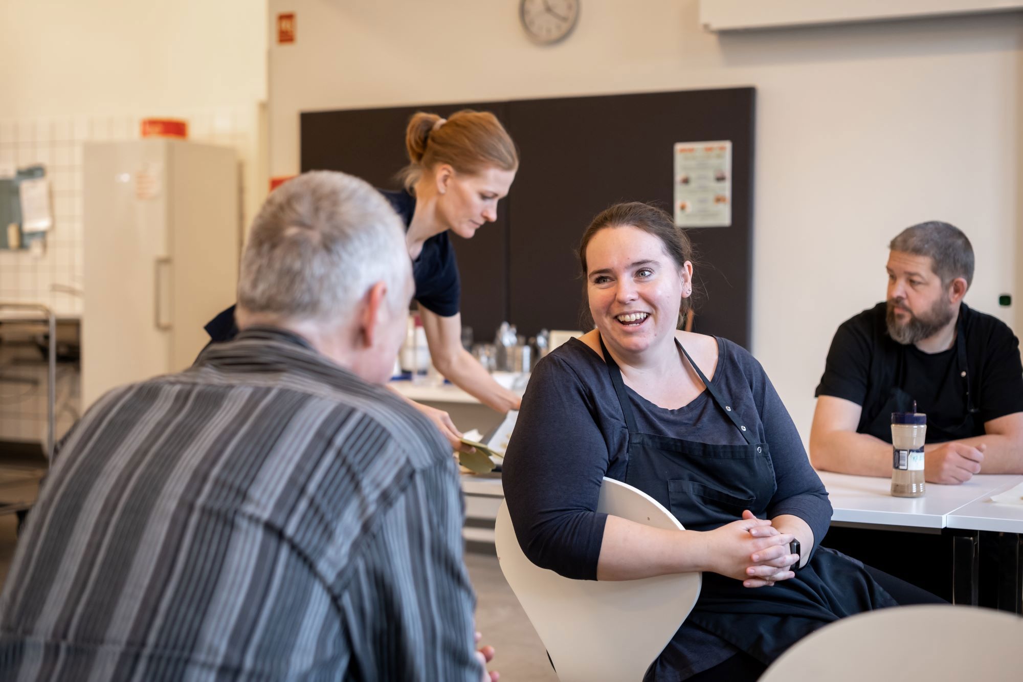 Kvinde taler med en mand i hyggelige omgivelser på ARK