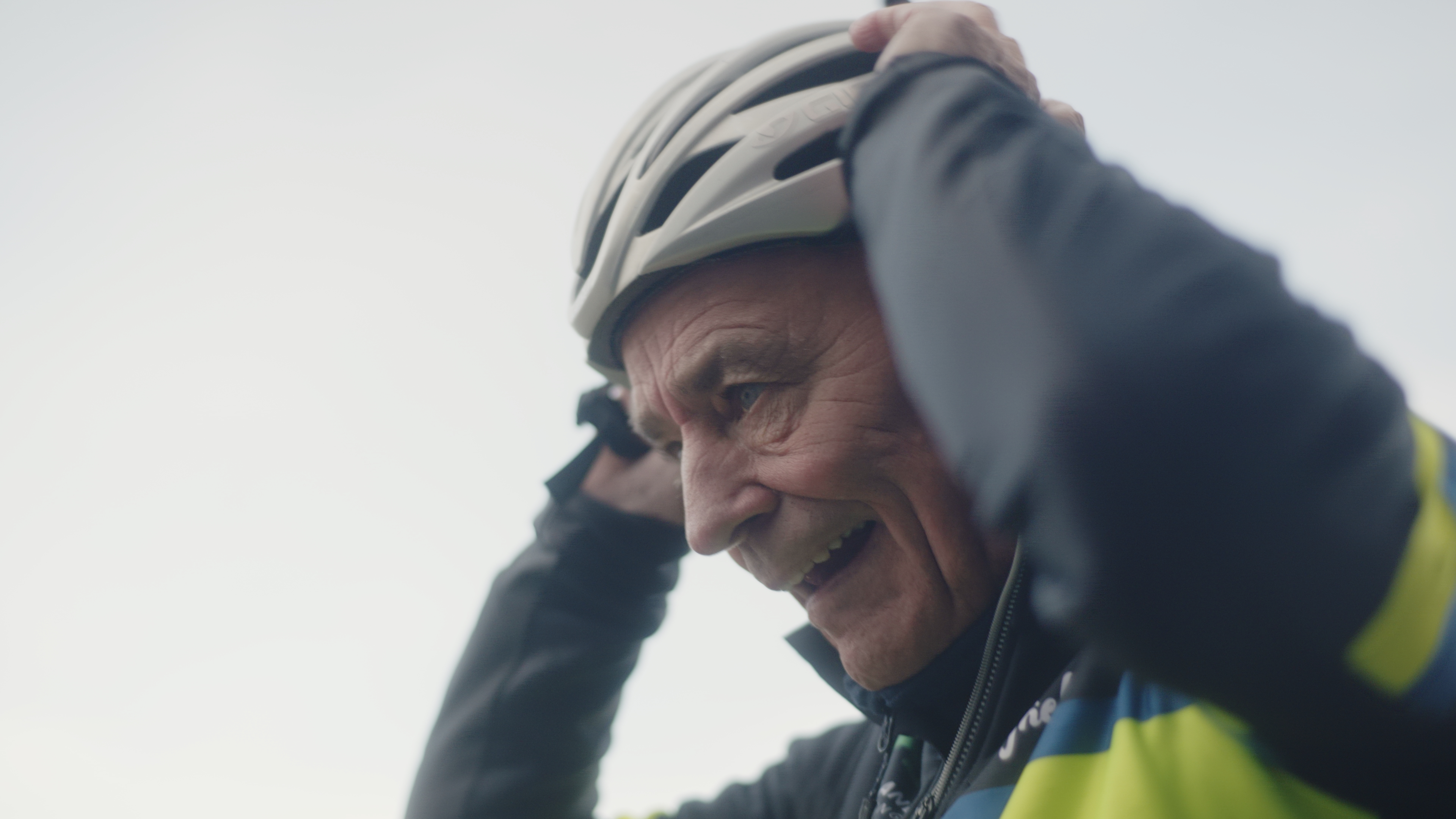 Bent tager cykelhjelm på
