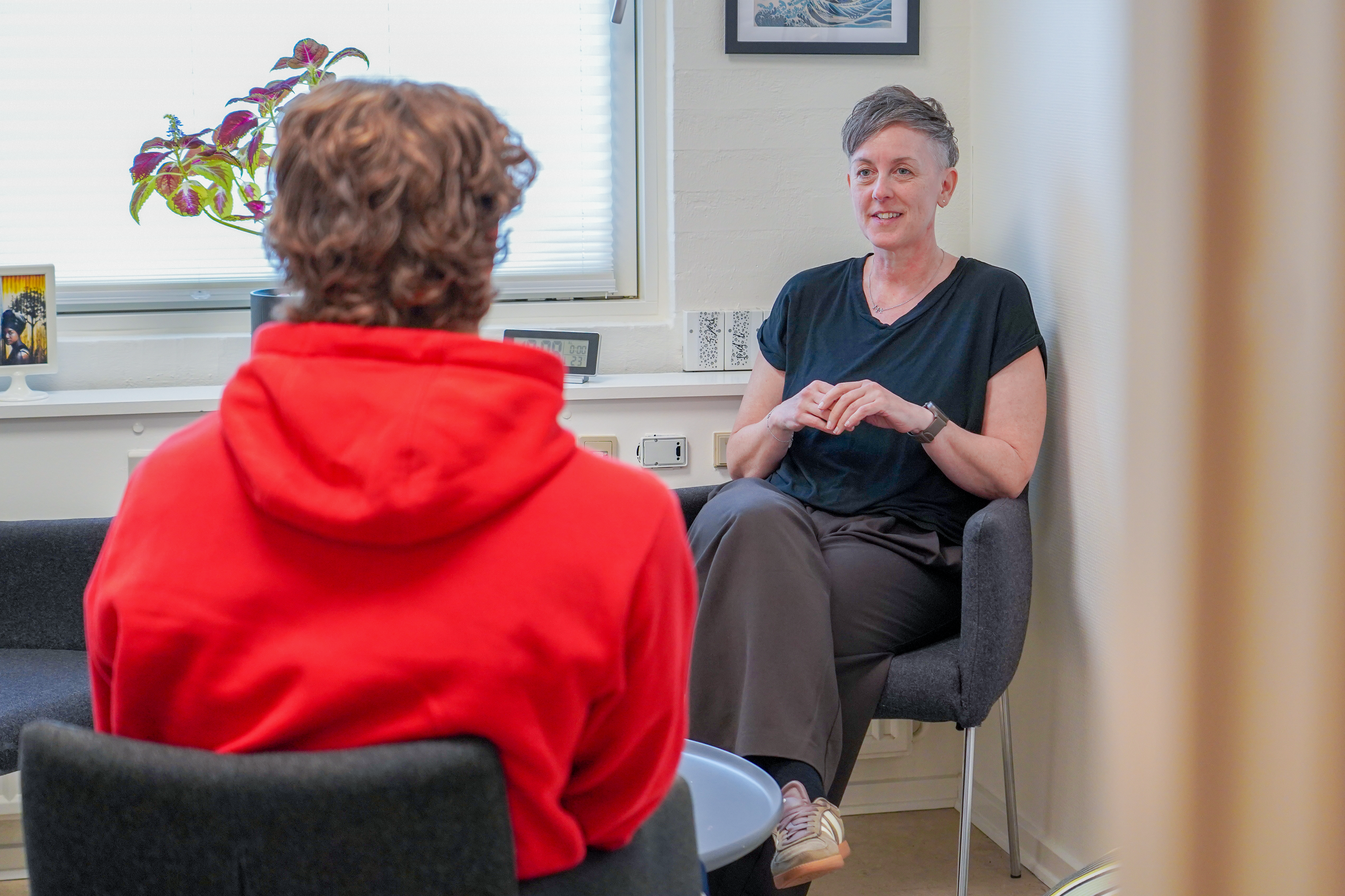 Rådgiver Taler Med Ung Fyr