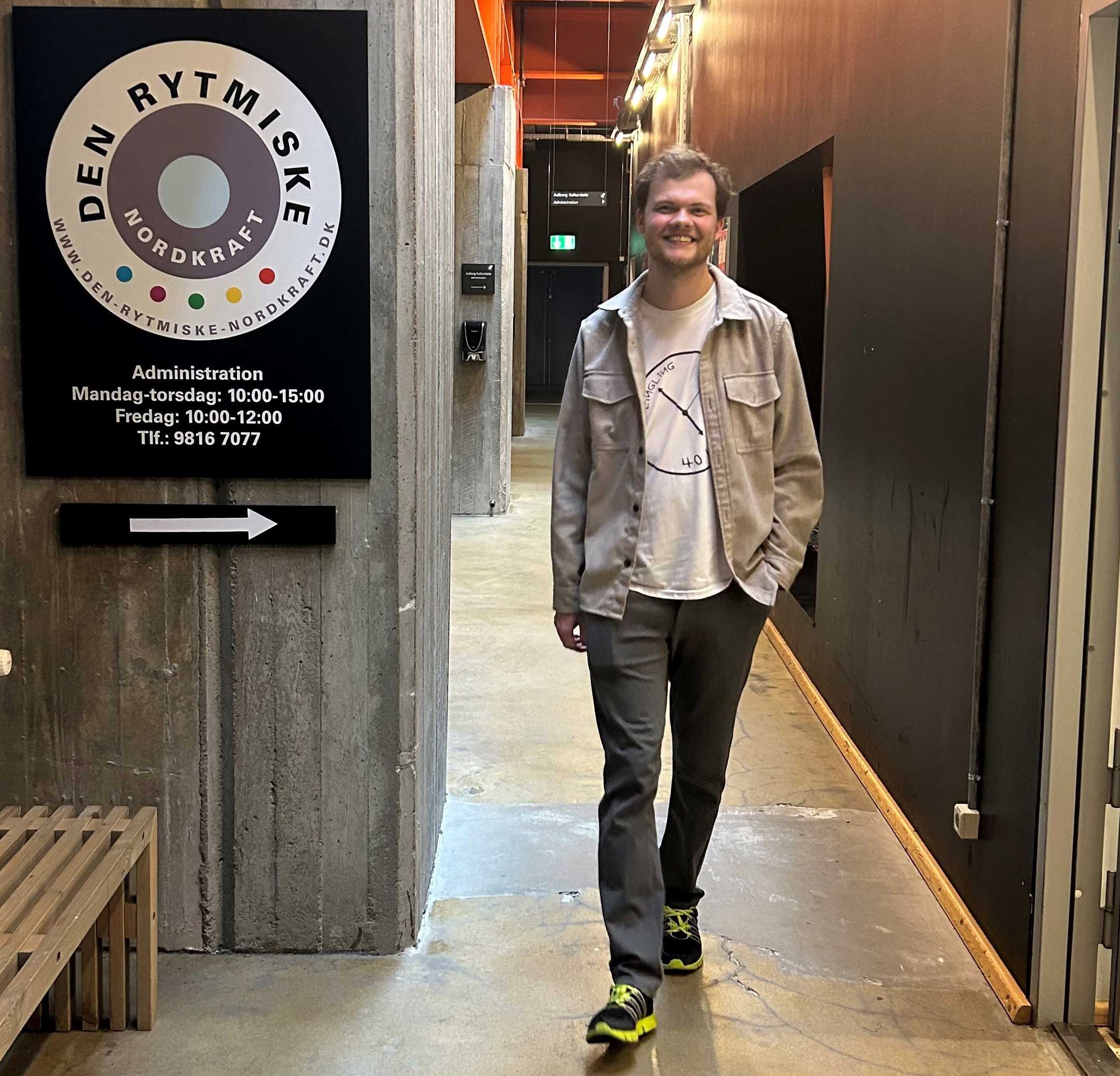 Mand går hen ad gang