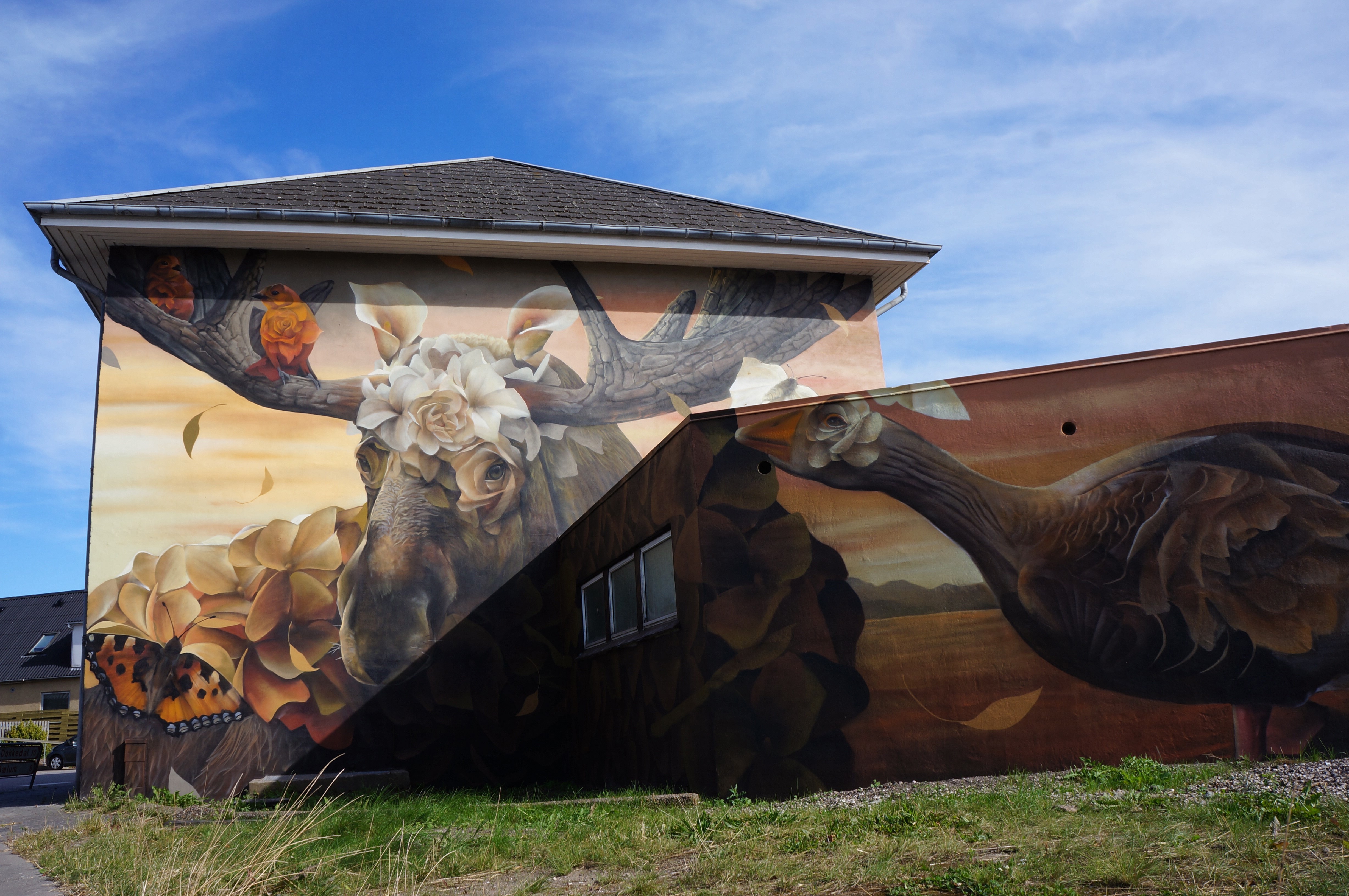 Gavlmaleri i Kongerslev, der forestiller en elg og en gås med blomster på
