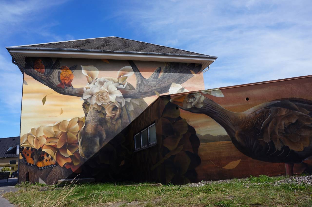 Gavlmaleri i Kongerslev, der forestiller en elg og en gås med blomster på