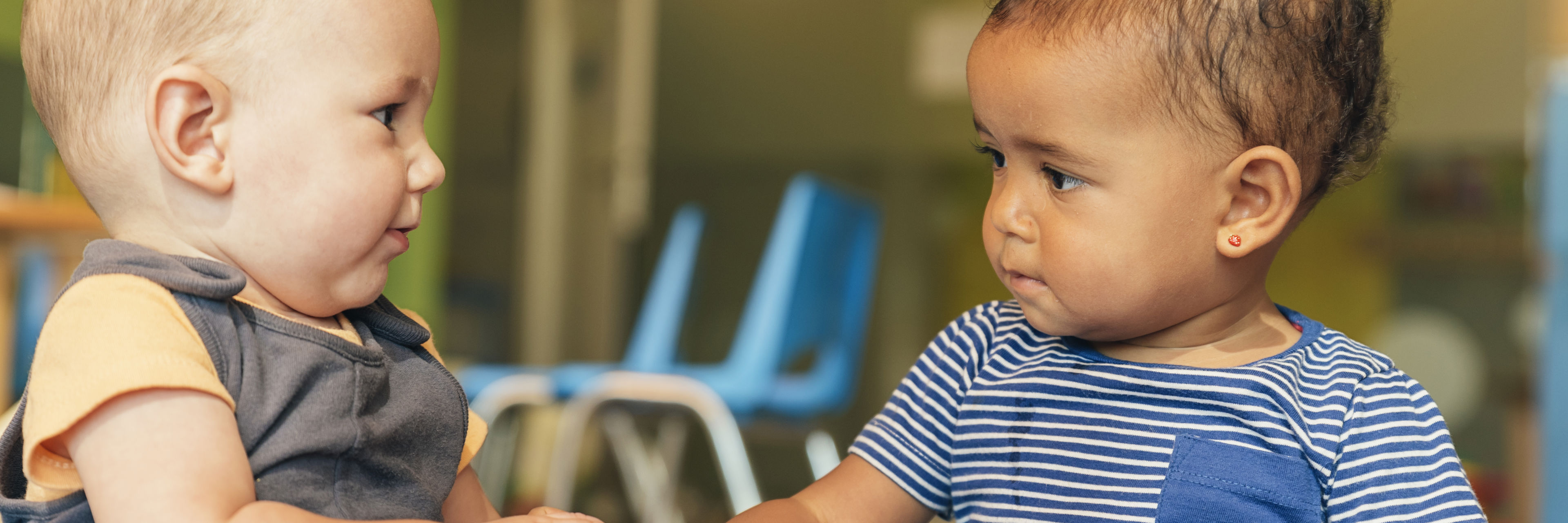 Små børn der leger