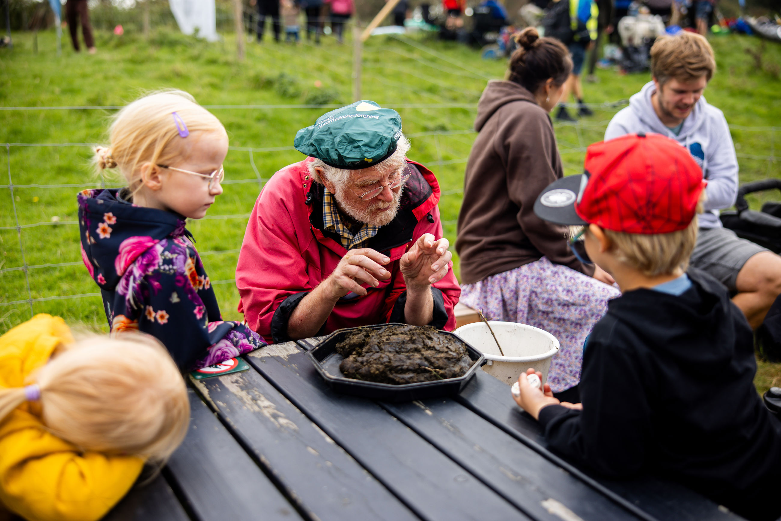 Naturvejleder og børn til Grøn Familiedag i Halkær