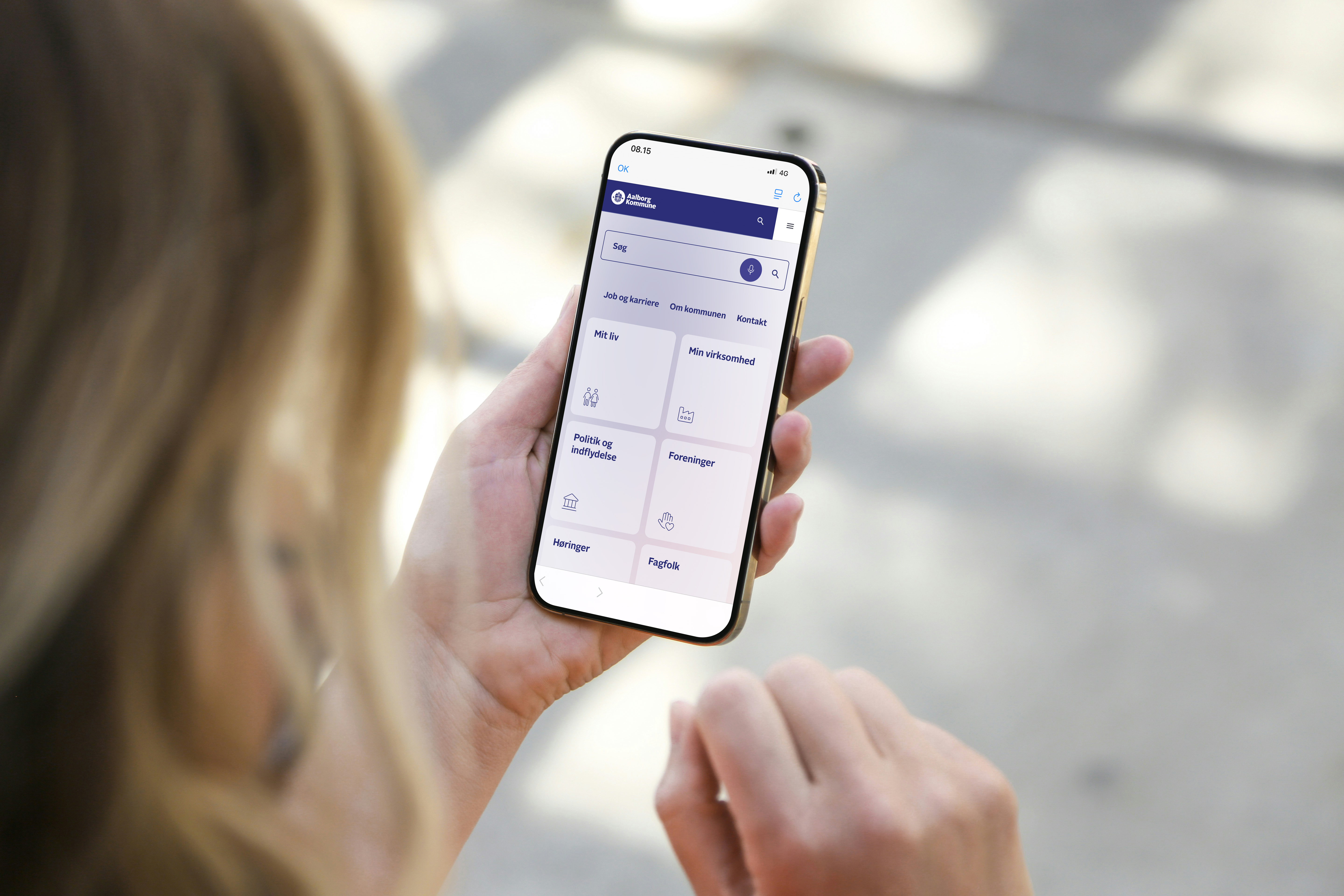 Bruger besøger Aalborg Kommunes hjemmeside fra mobil