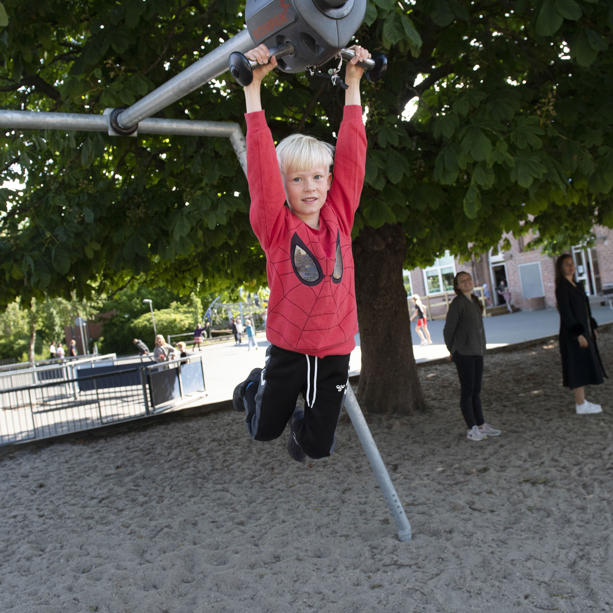 Barn der leger på legeplads