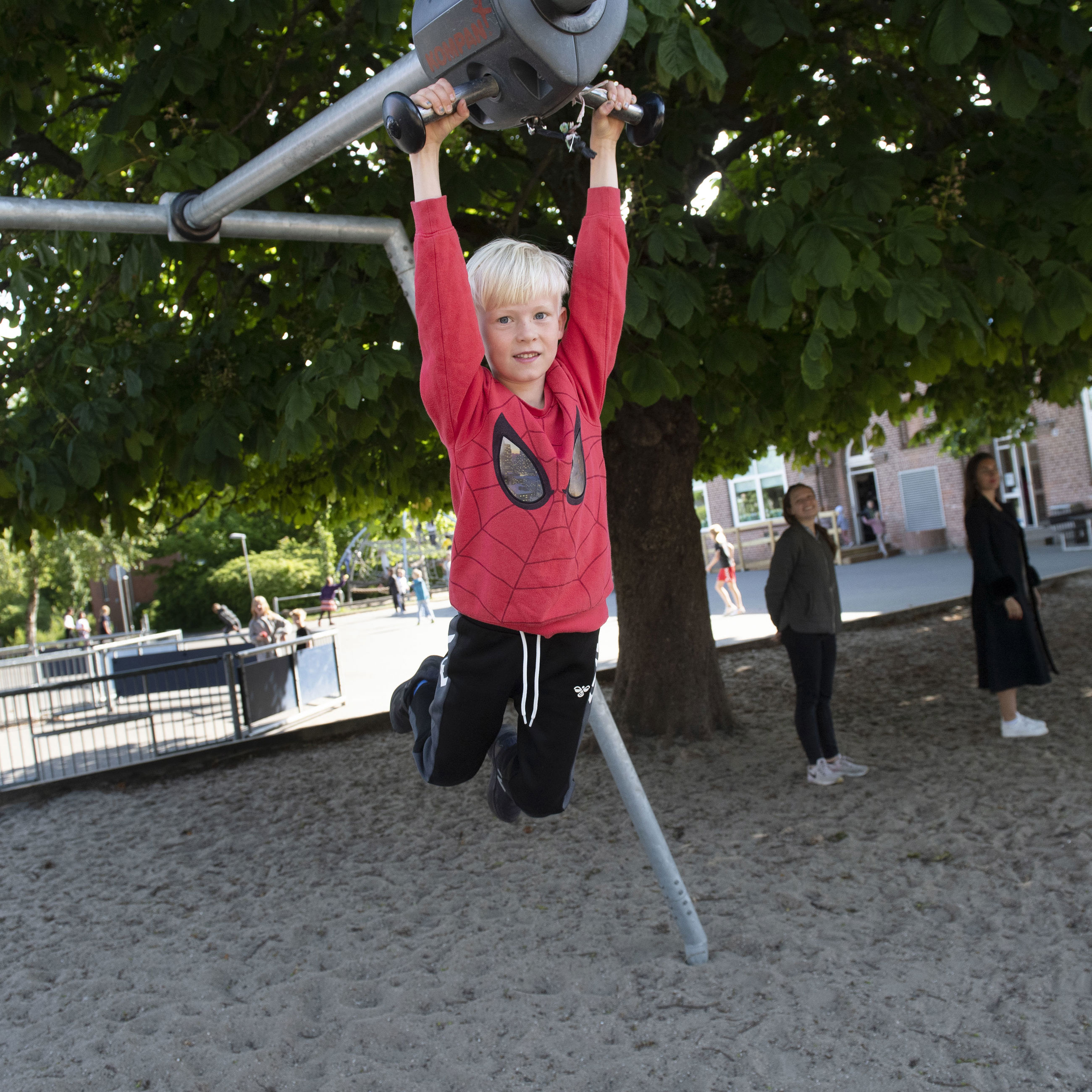 Barn der leger på legeplads
