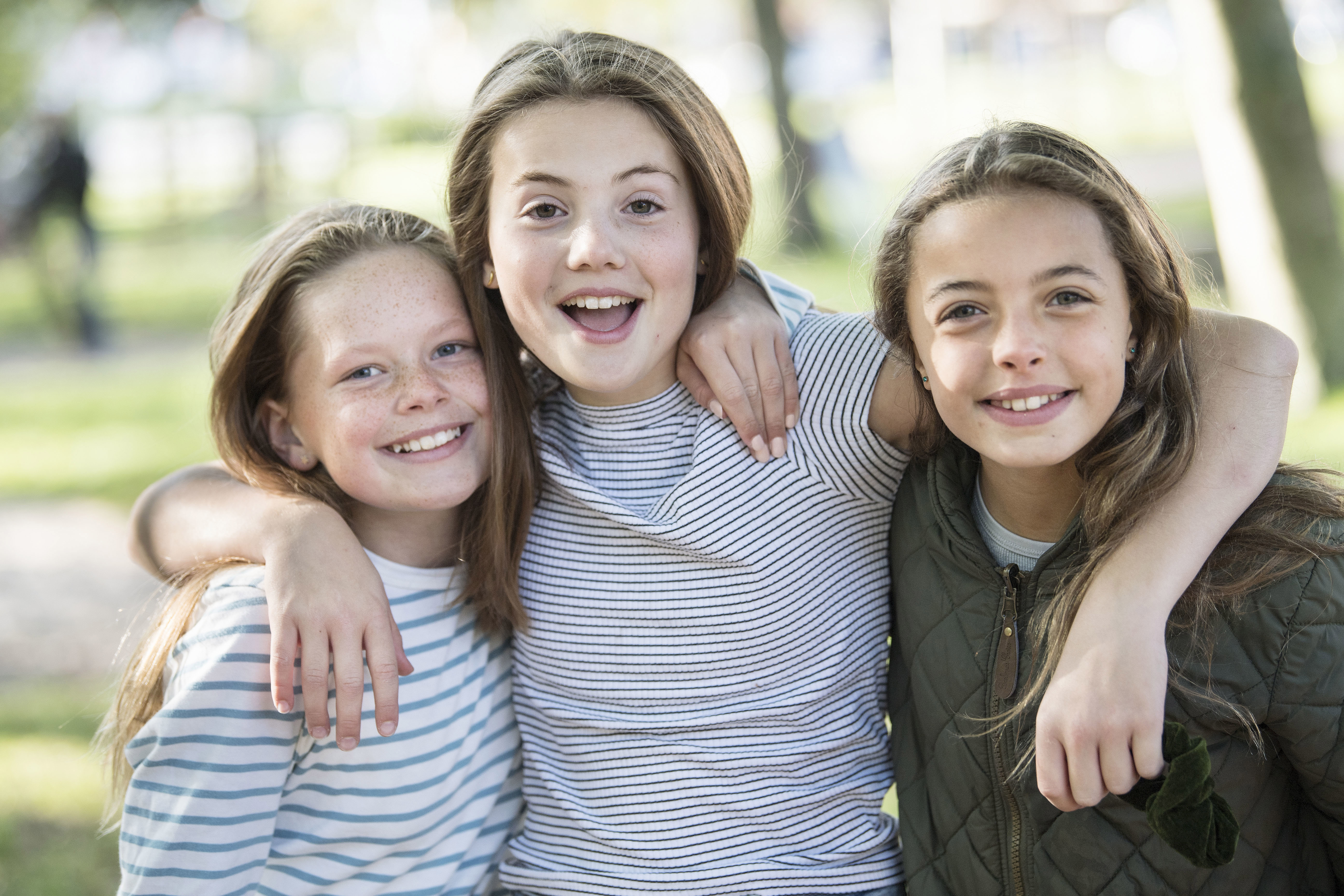 Piger der står sammen og smiler