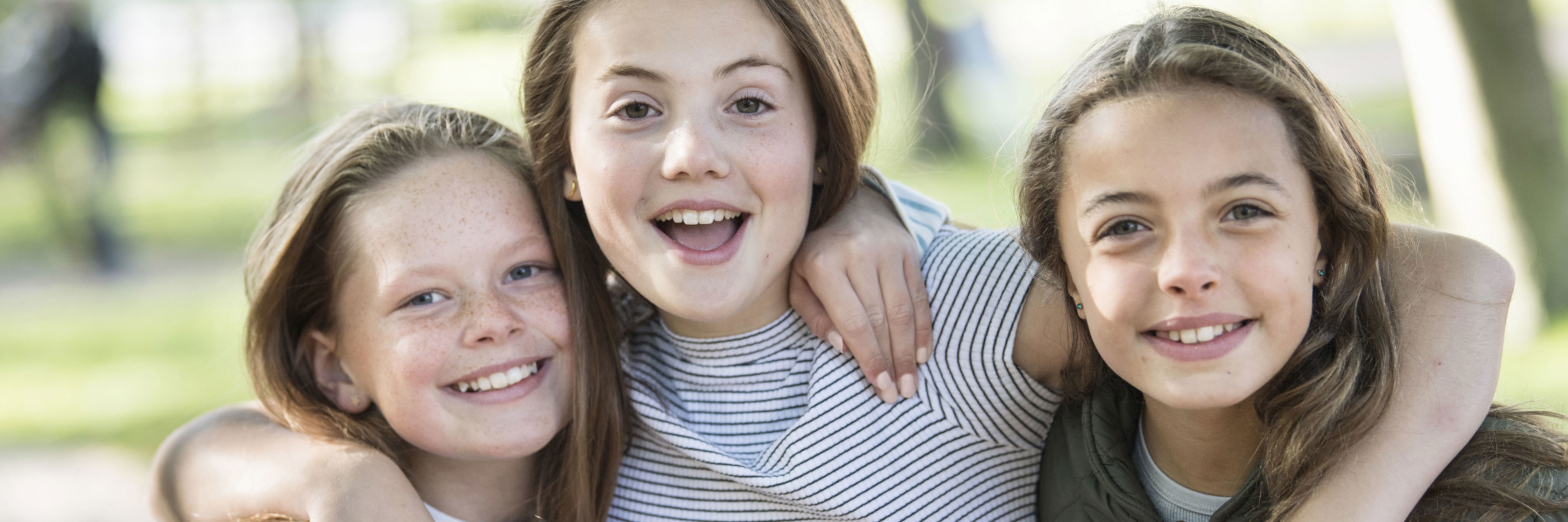 Piger der står sammen og smiler