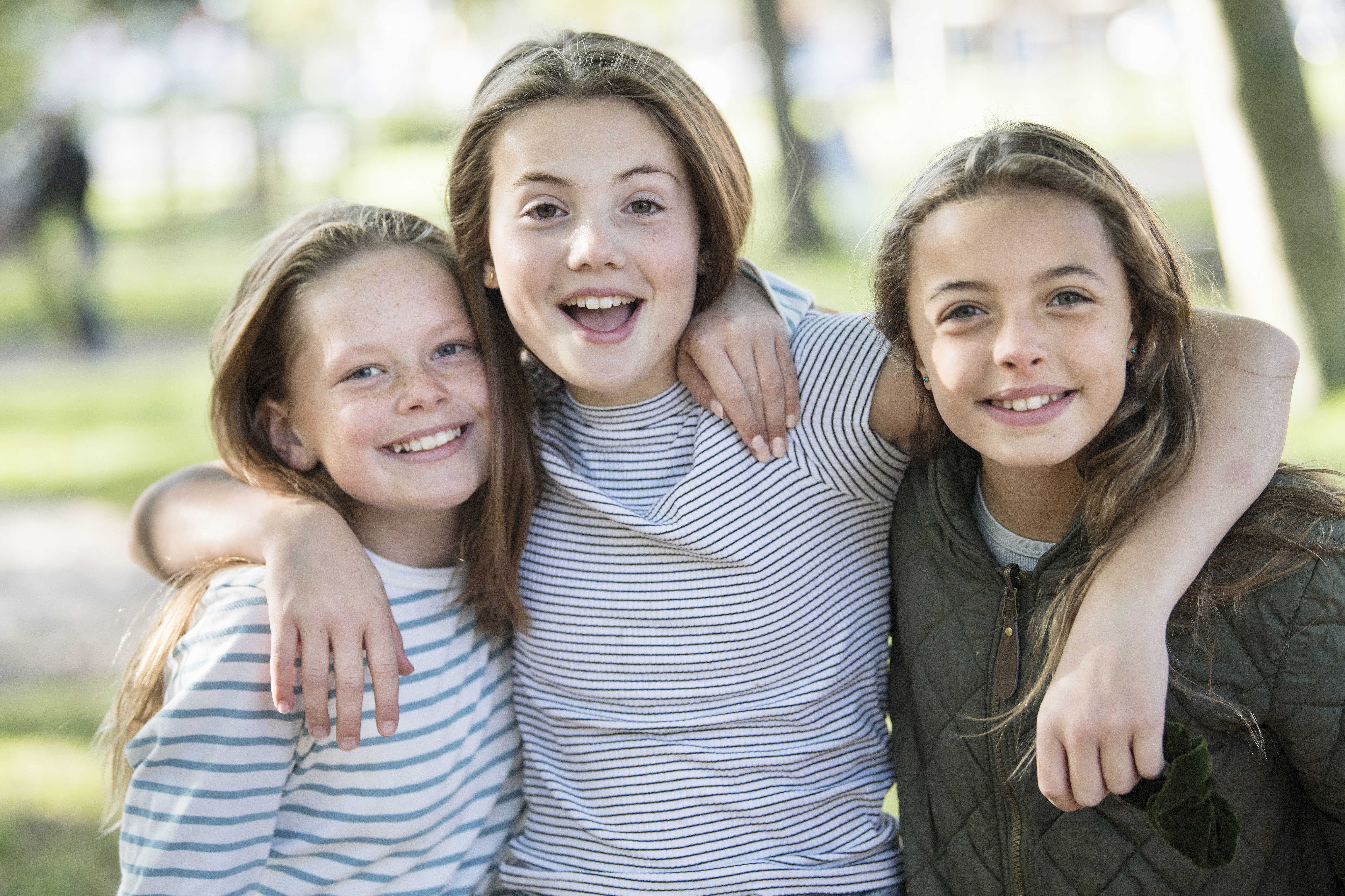 Piger der står sammen og smiler