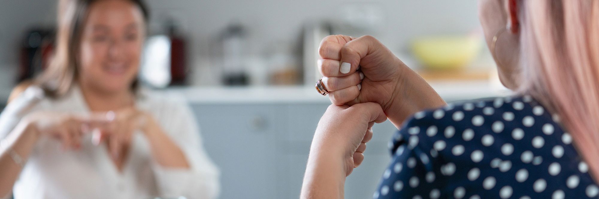 To personer laver tegnsprog til hinanden