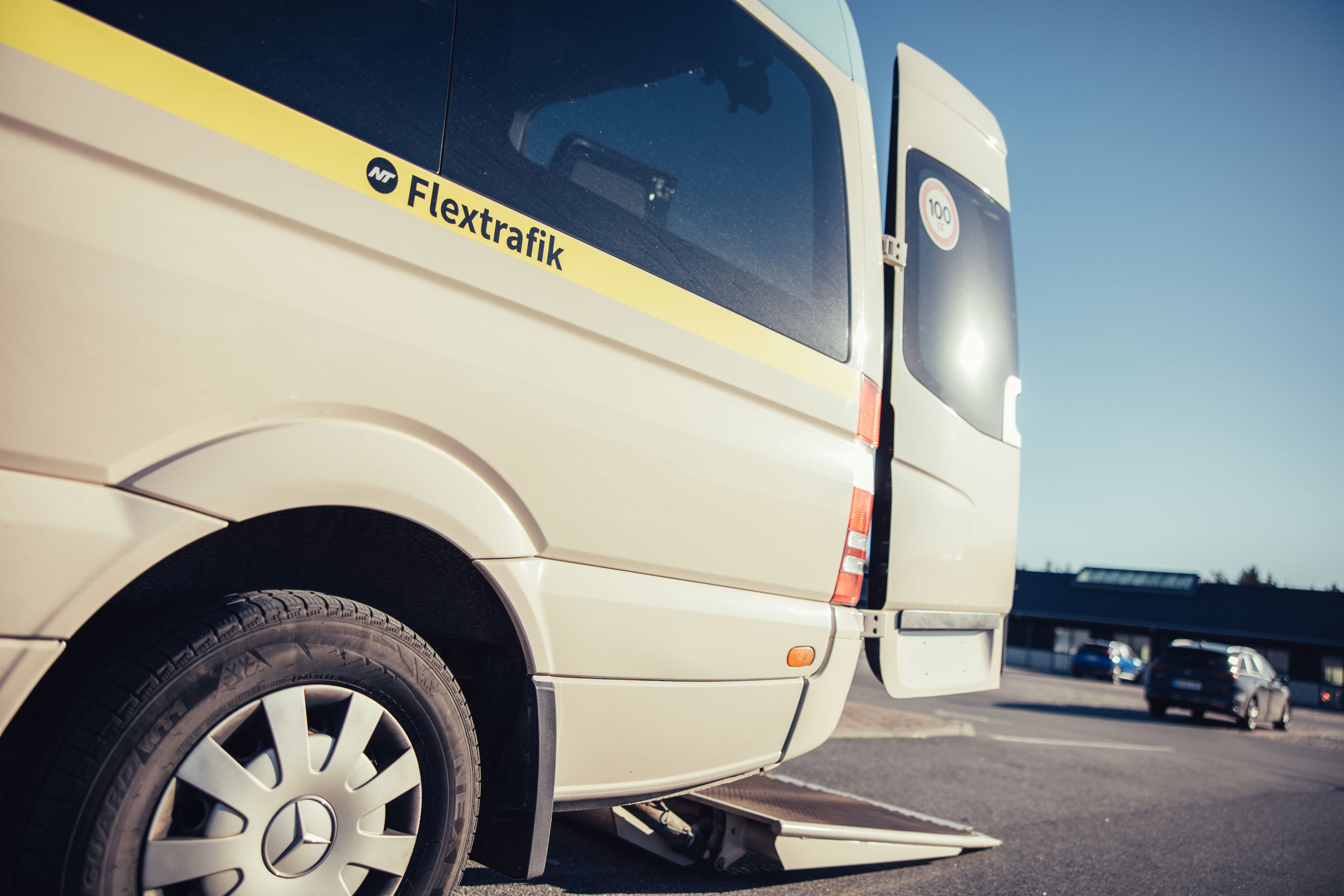 Flextrafikbil set fra siden