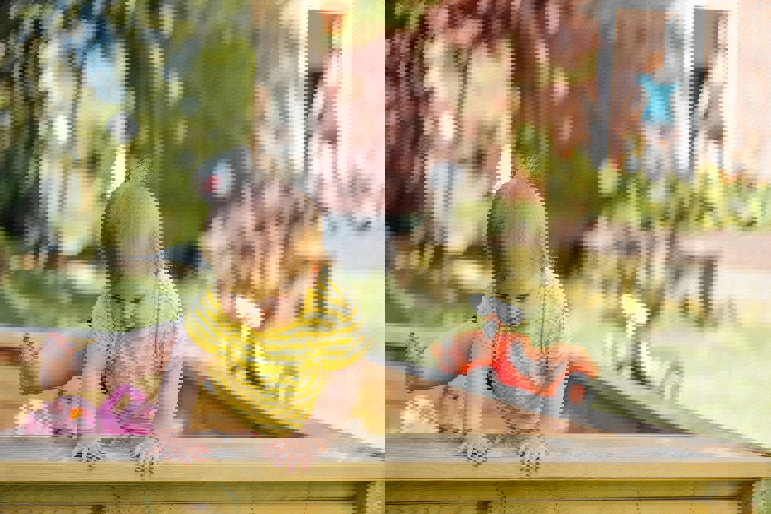 Lille barn leger i sandkasse