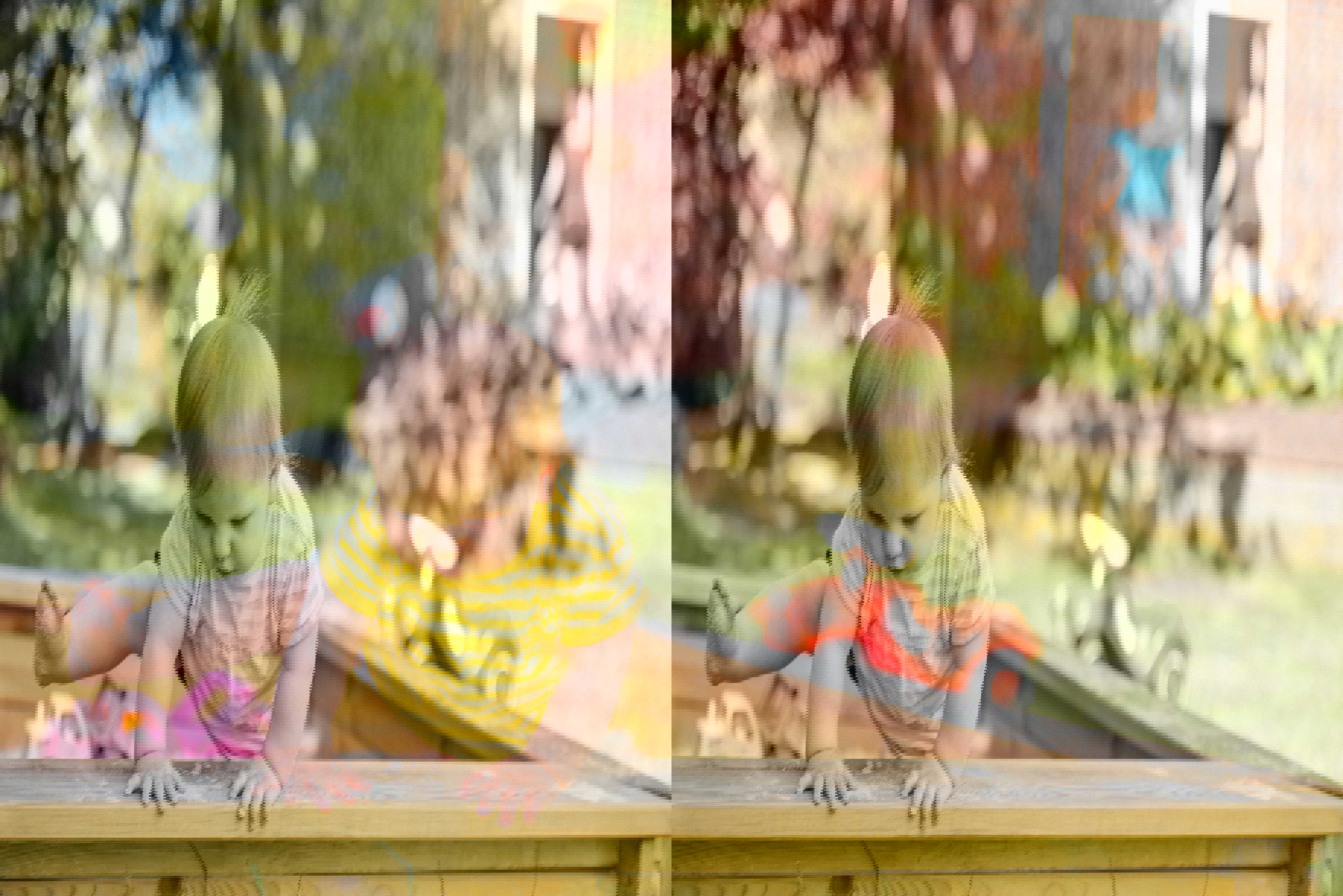 Lille barn leger i sandkasse