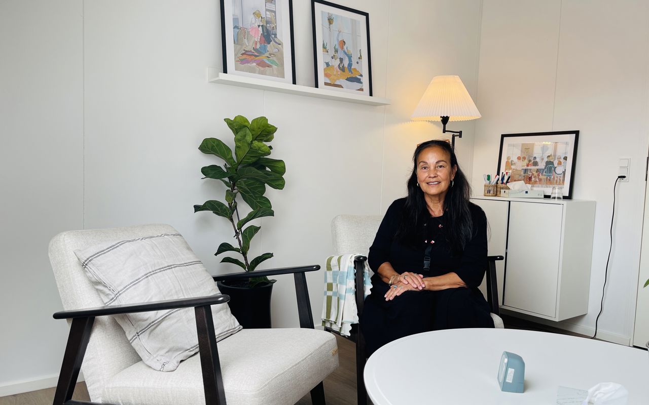 Socialrådgiveren Ella i en stol