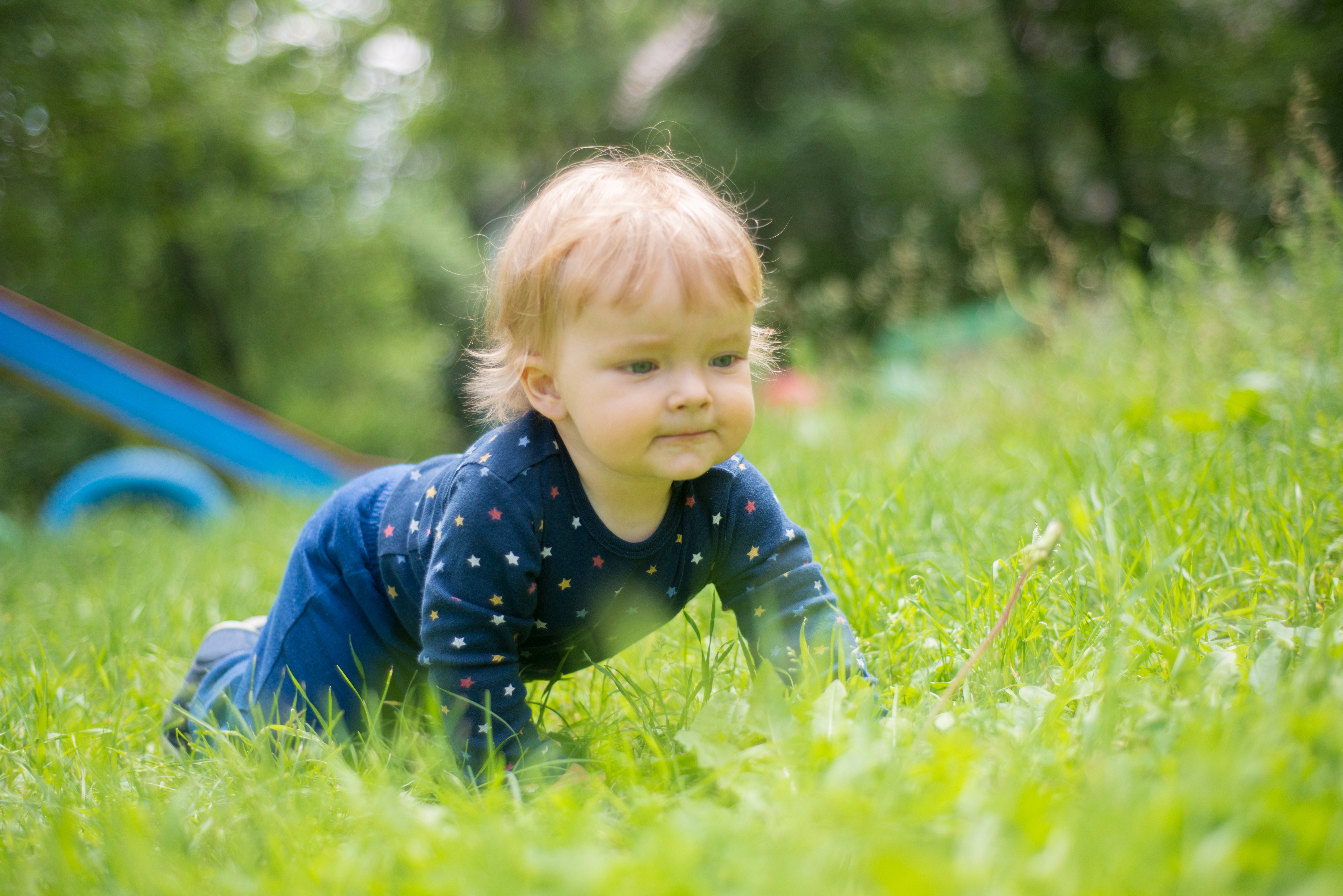 Baby kravler i græs