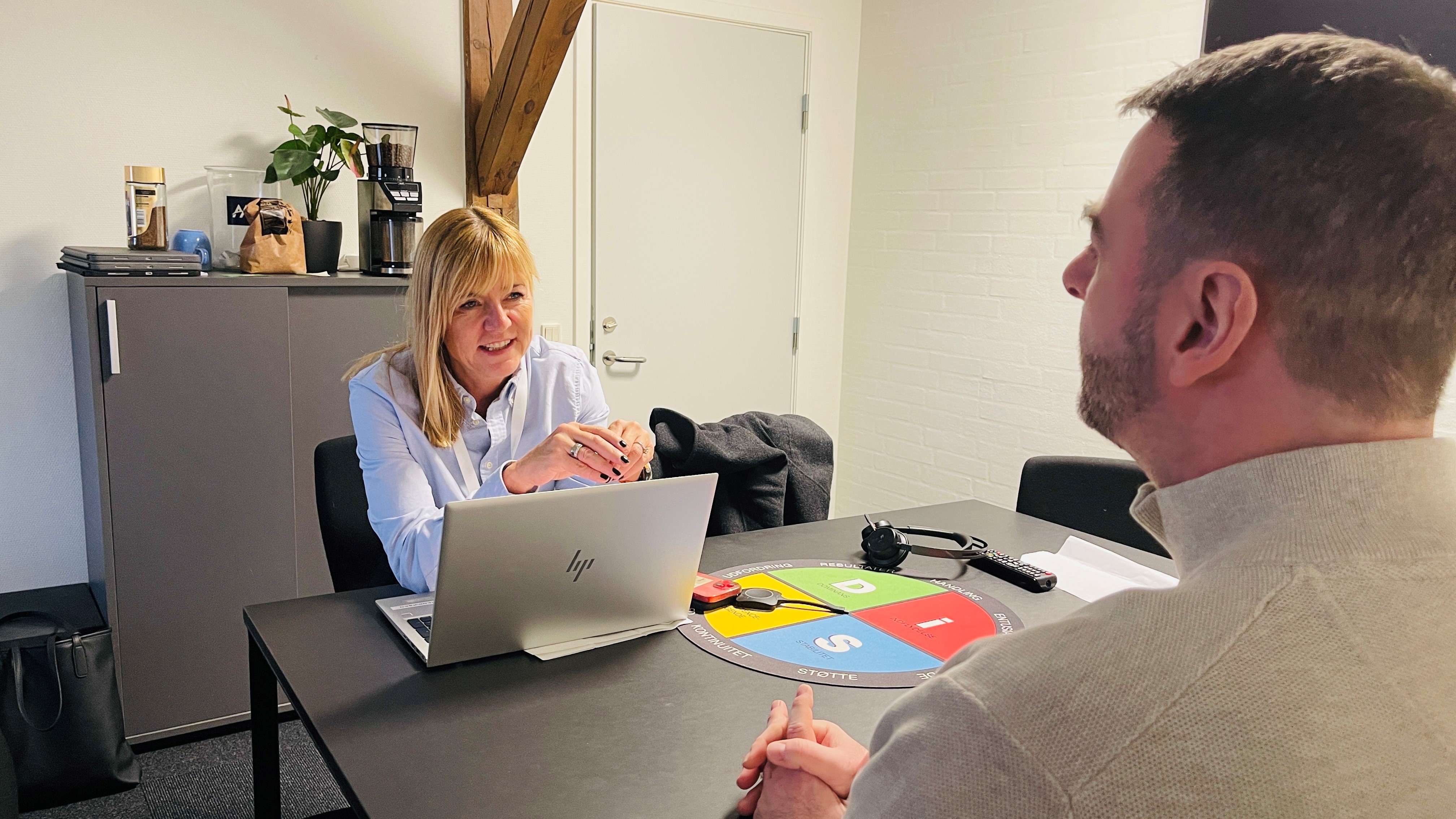 Socialrådgiver Helle taler med mand