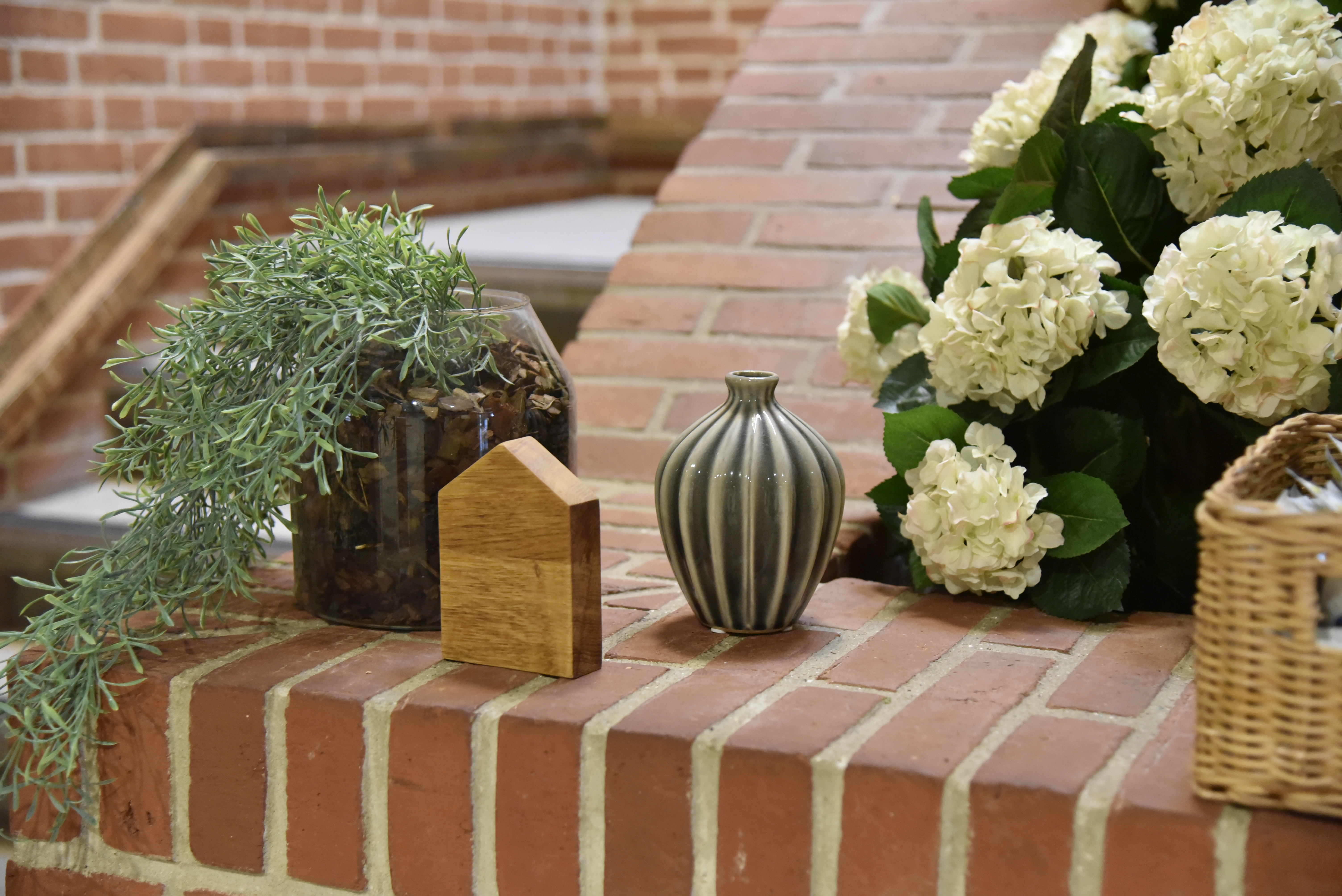 Pyntegenstande på murstensvæg