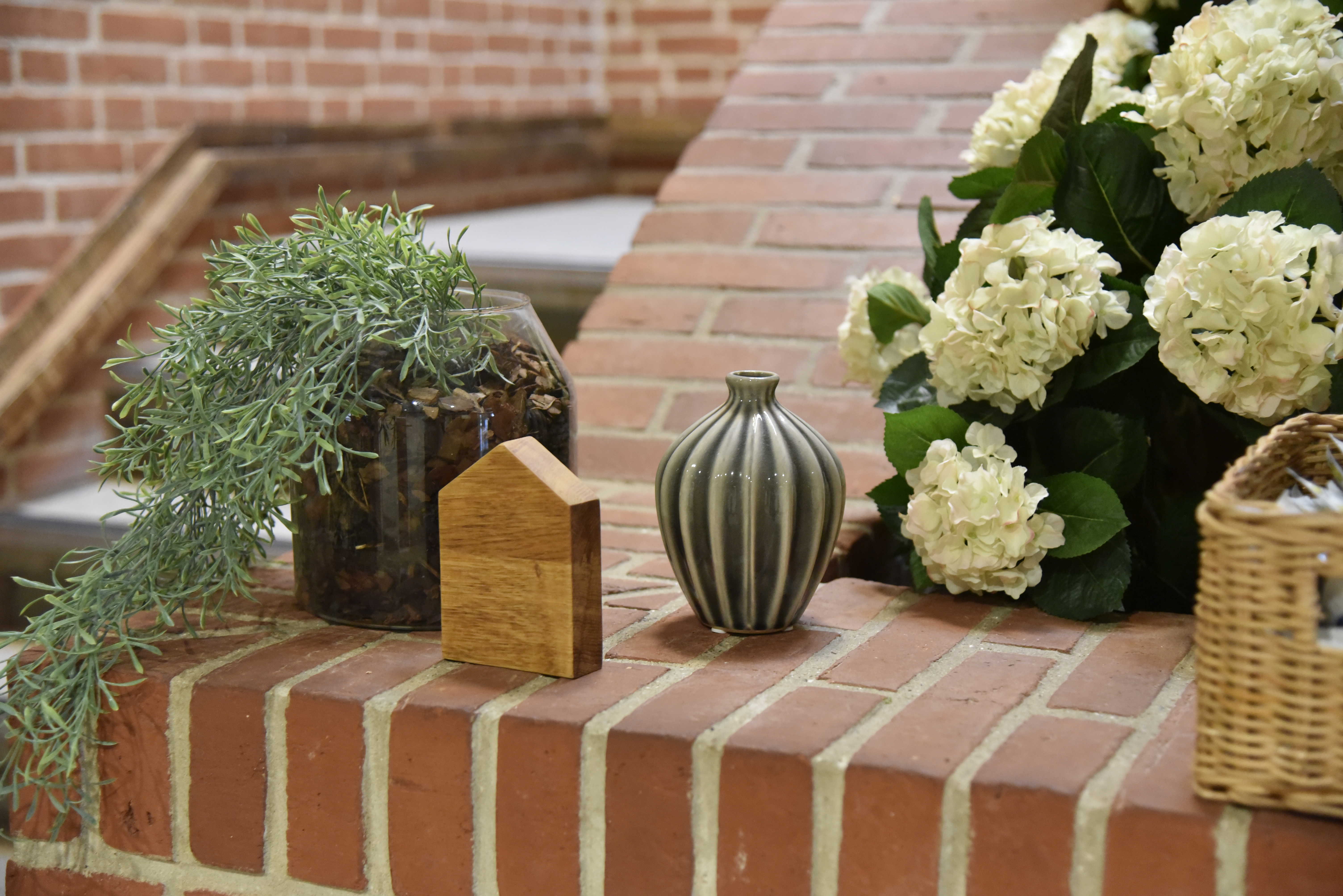 Pyntegenstande på murstensvæg