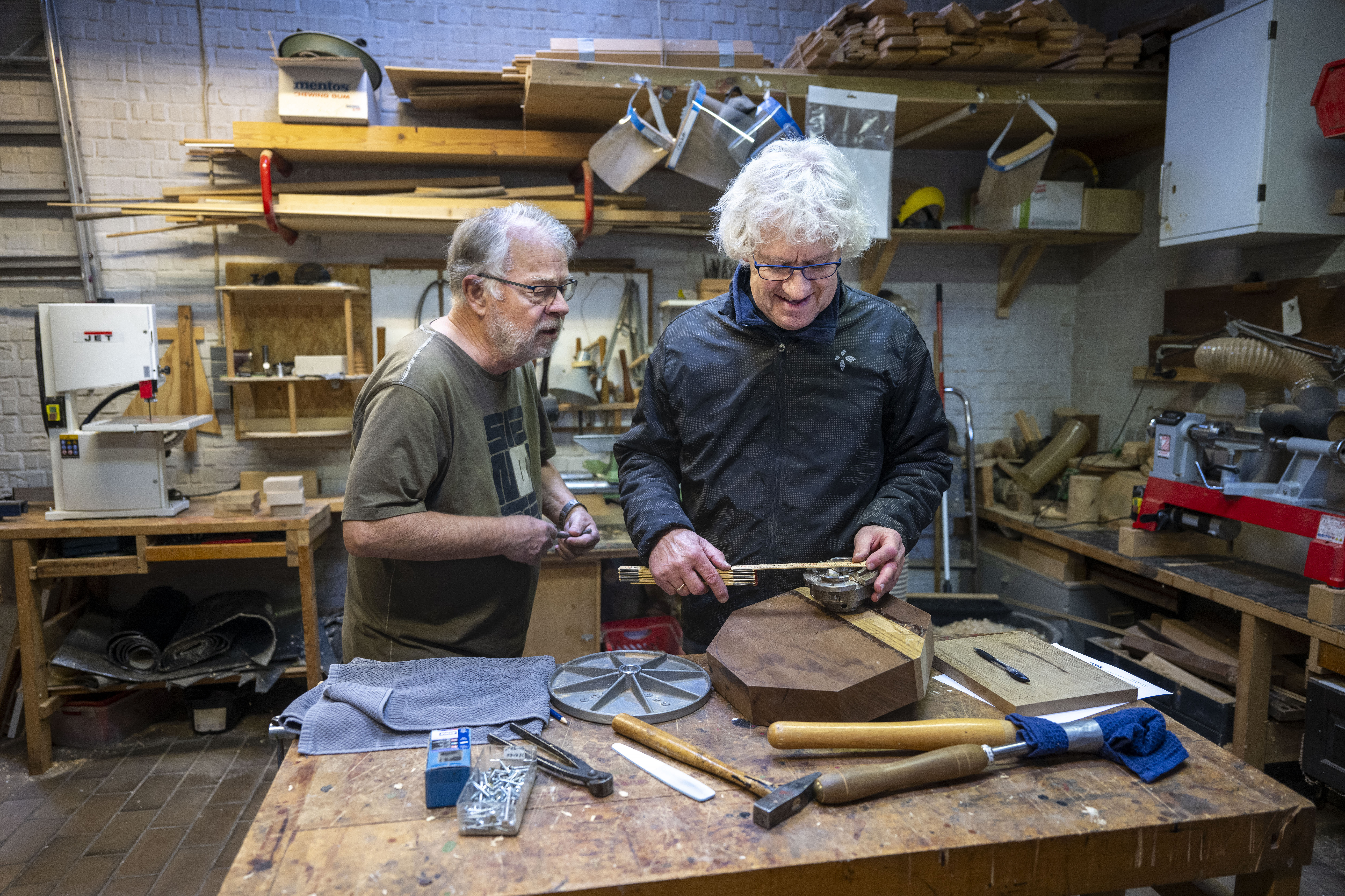 To herrer arbejder i træværksted