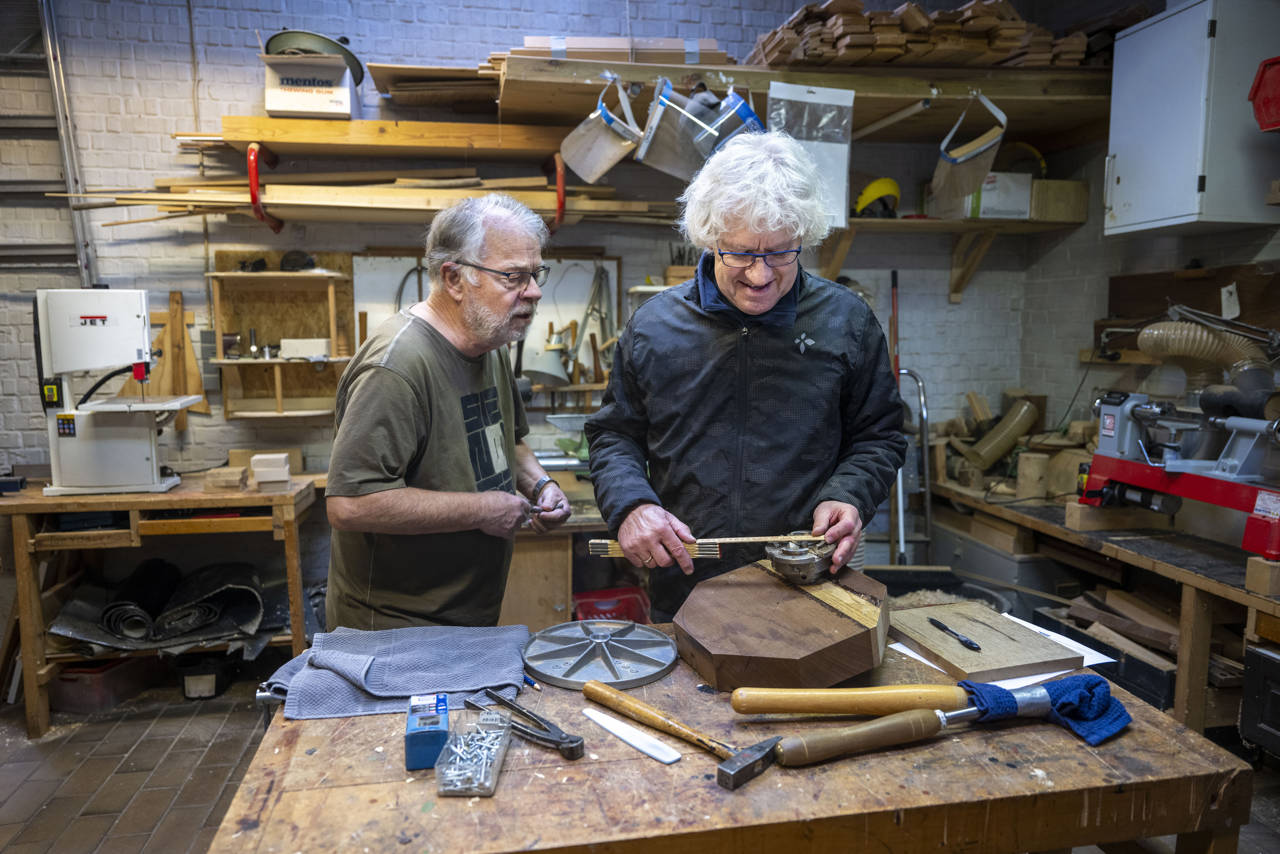 To herrer arbejder i træværksted