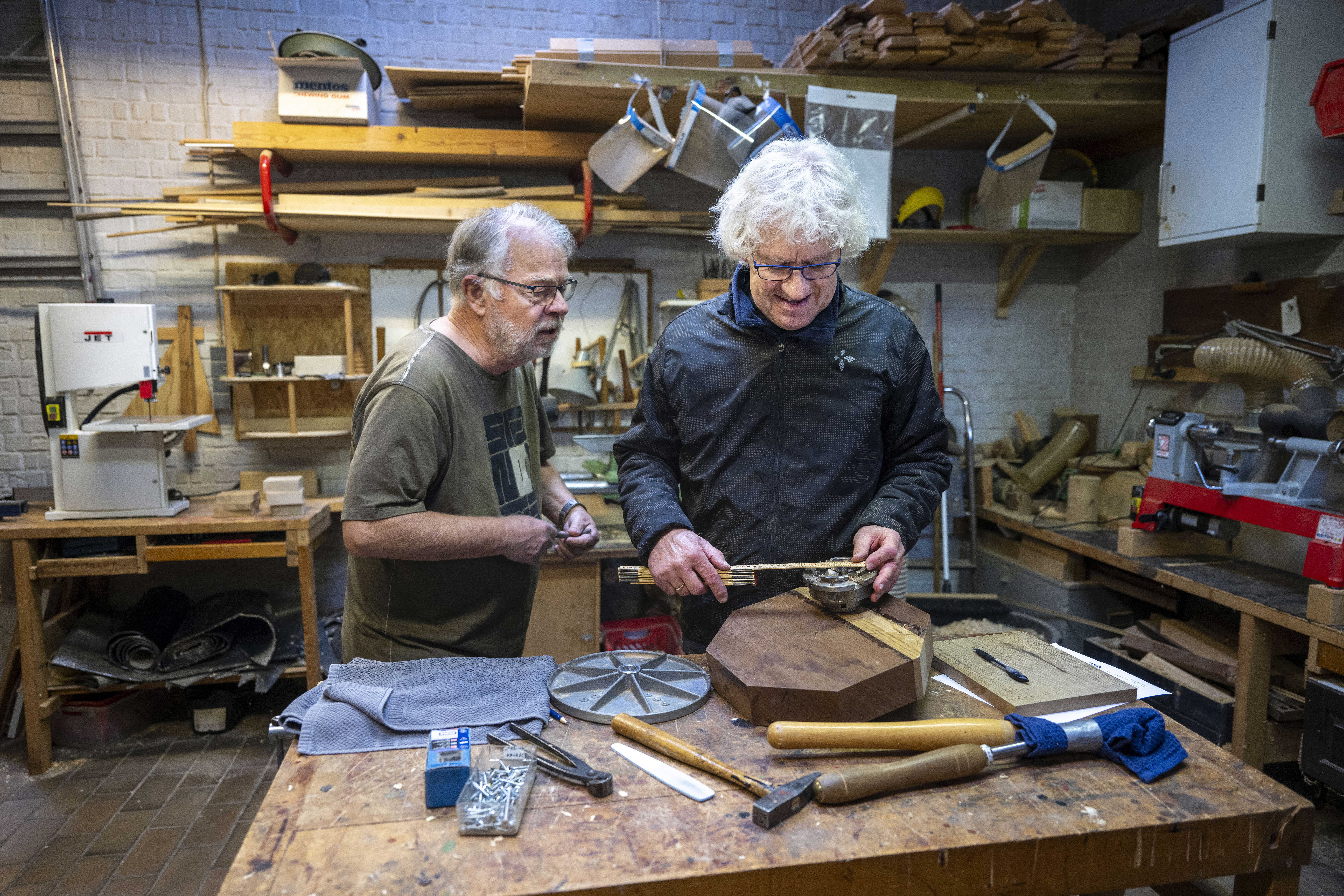 To herrer arbejder i træværksted