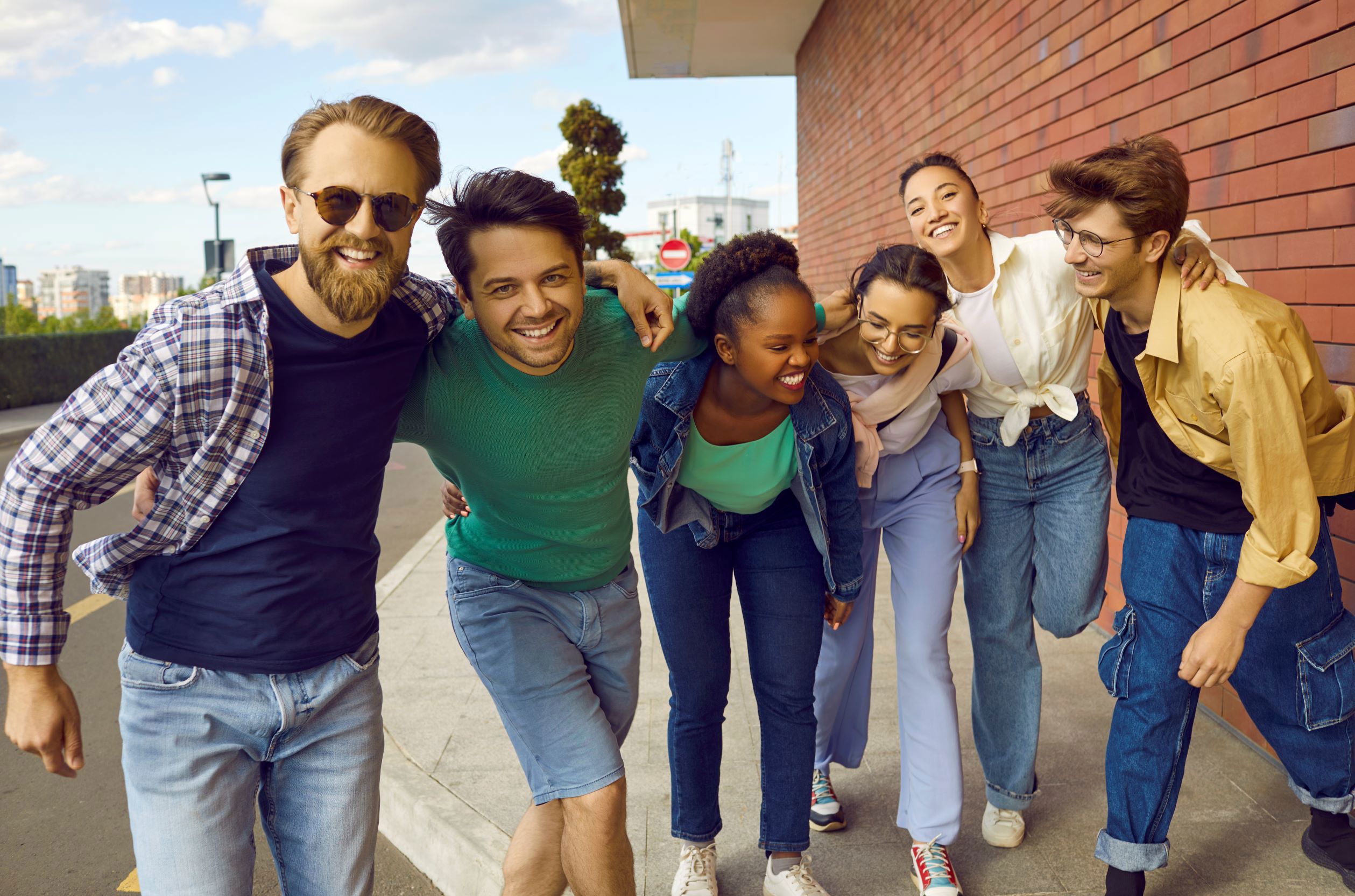 En gruppe unge mennesker med armene om hinanden