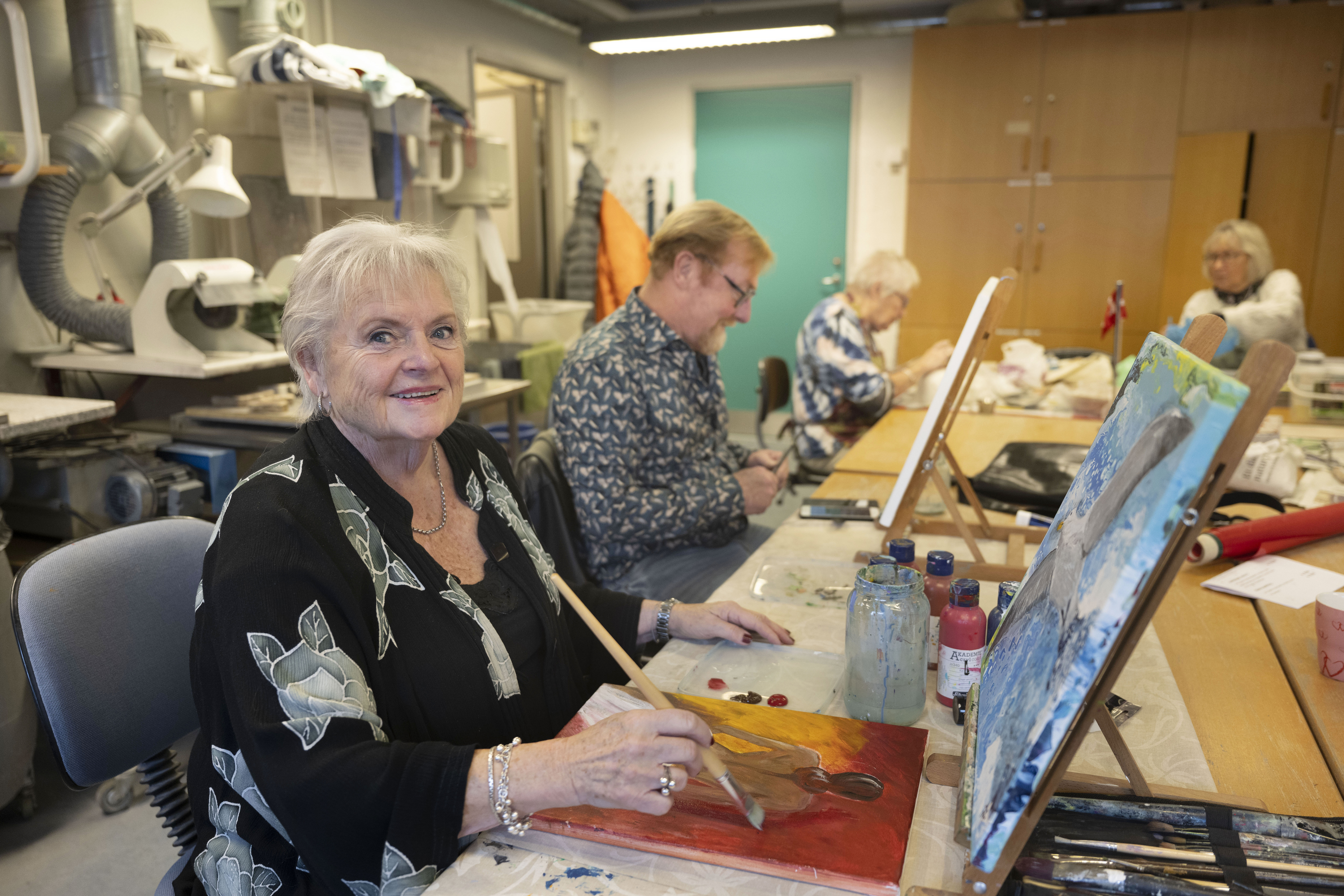 Kvinde maler på et lærred med pensel