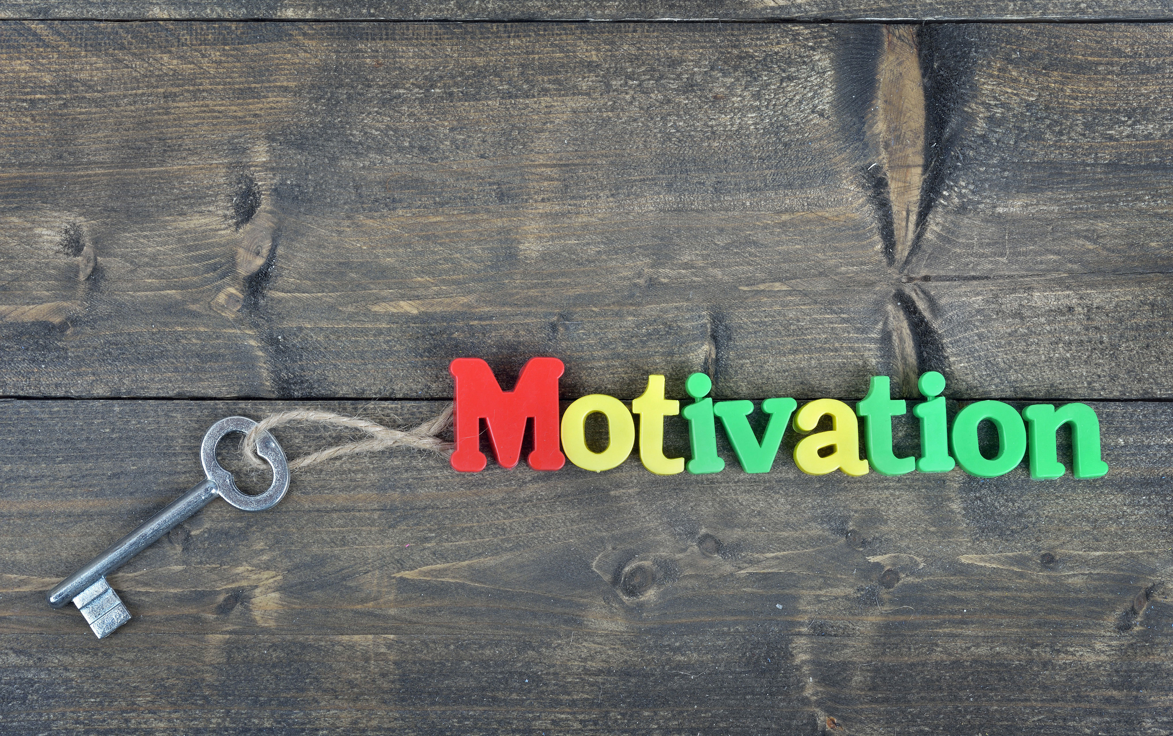 Bogstaver og nøgle på et bord