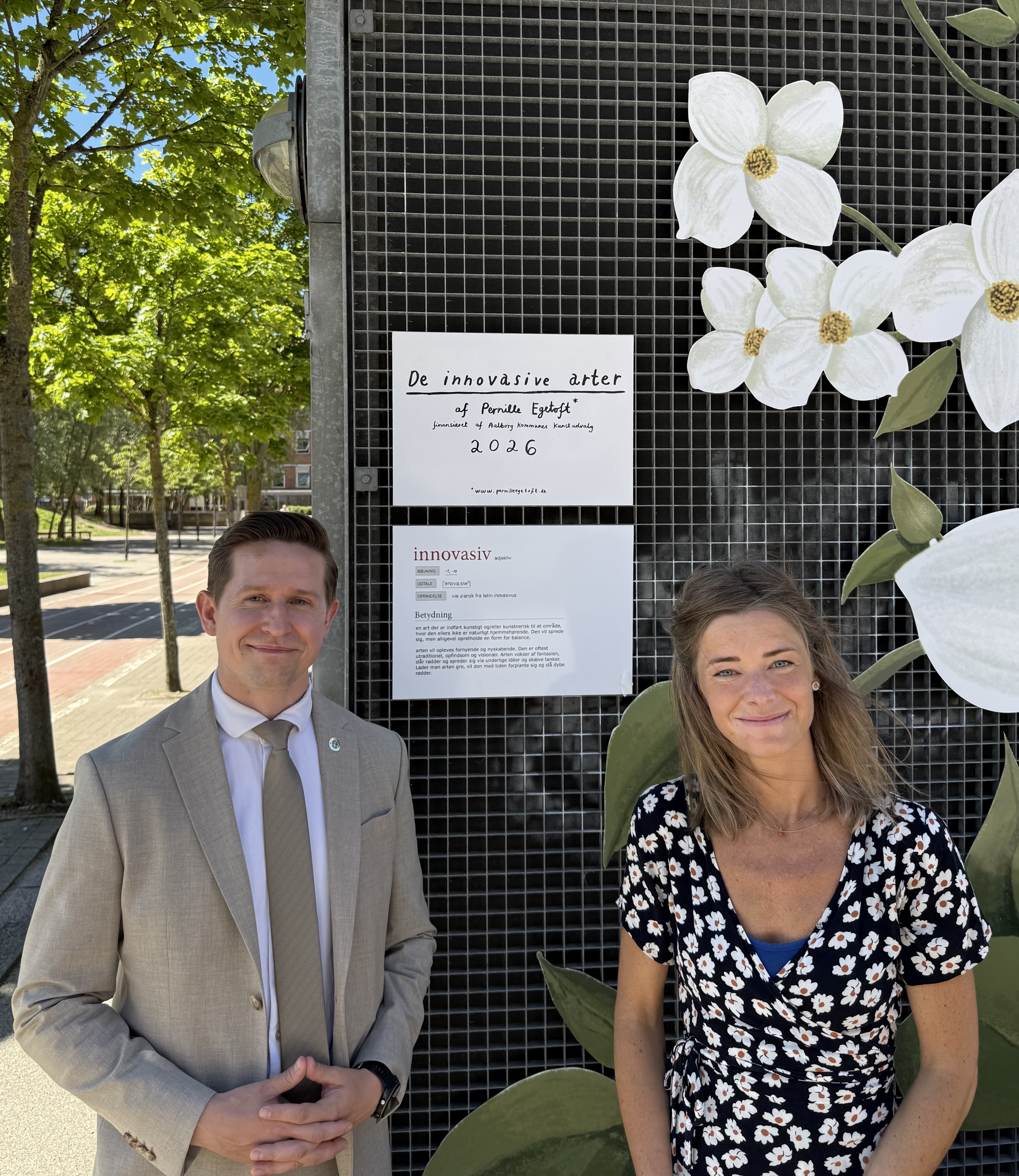 Kunstneren Pernille Egetoft foran værket 'De Innovasive Arter', som er støttet af Aalborg Kommune.