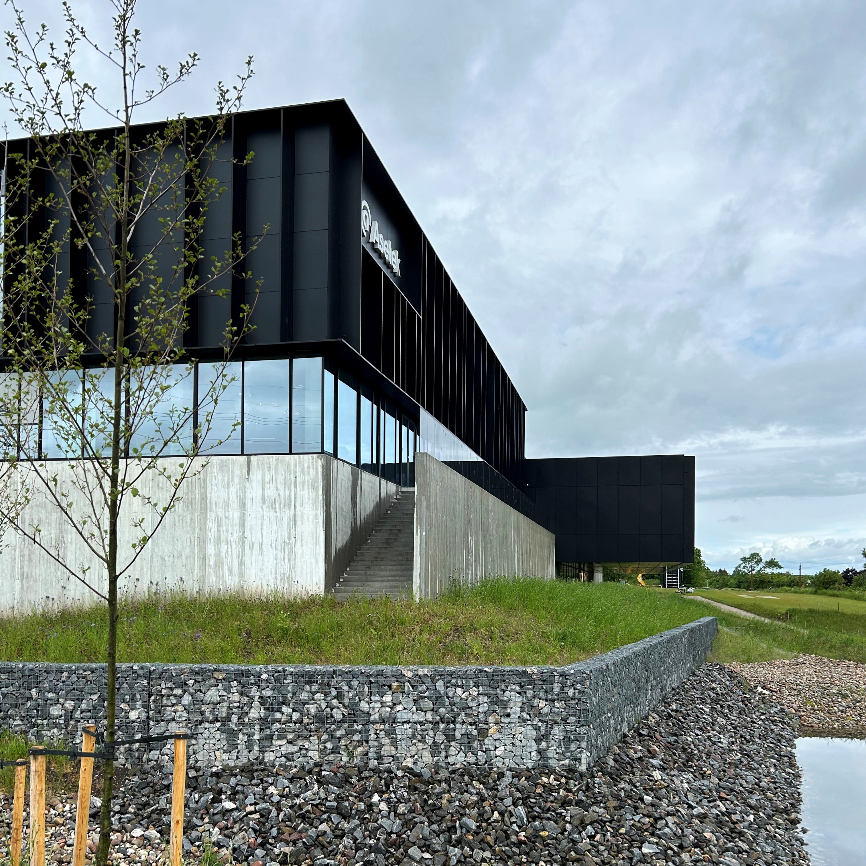 Asetek, erhvervsbyggeri