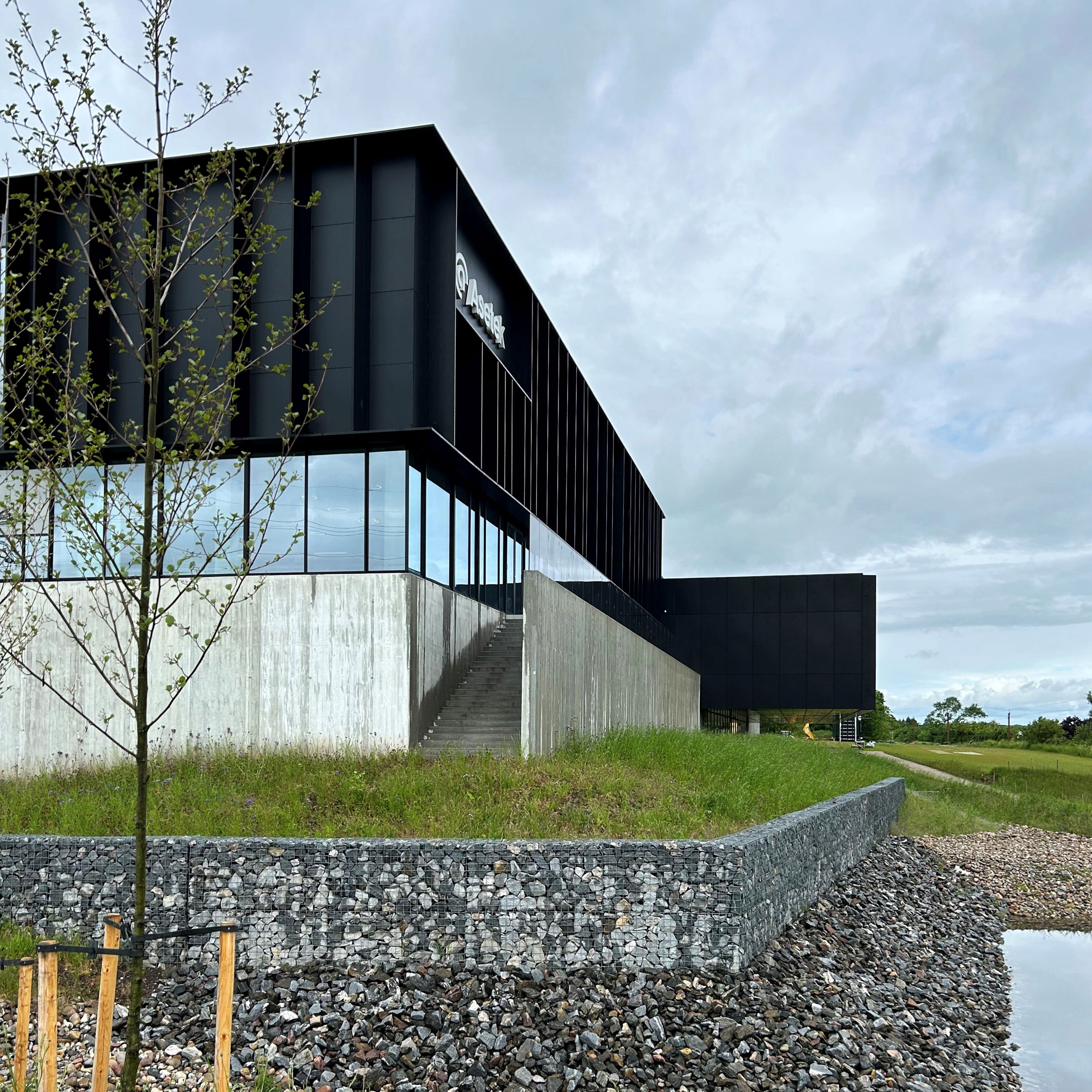 Asetek, erhvervsbyggeri