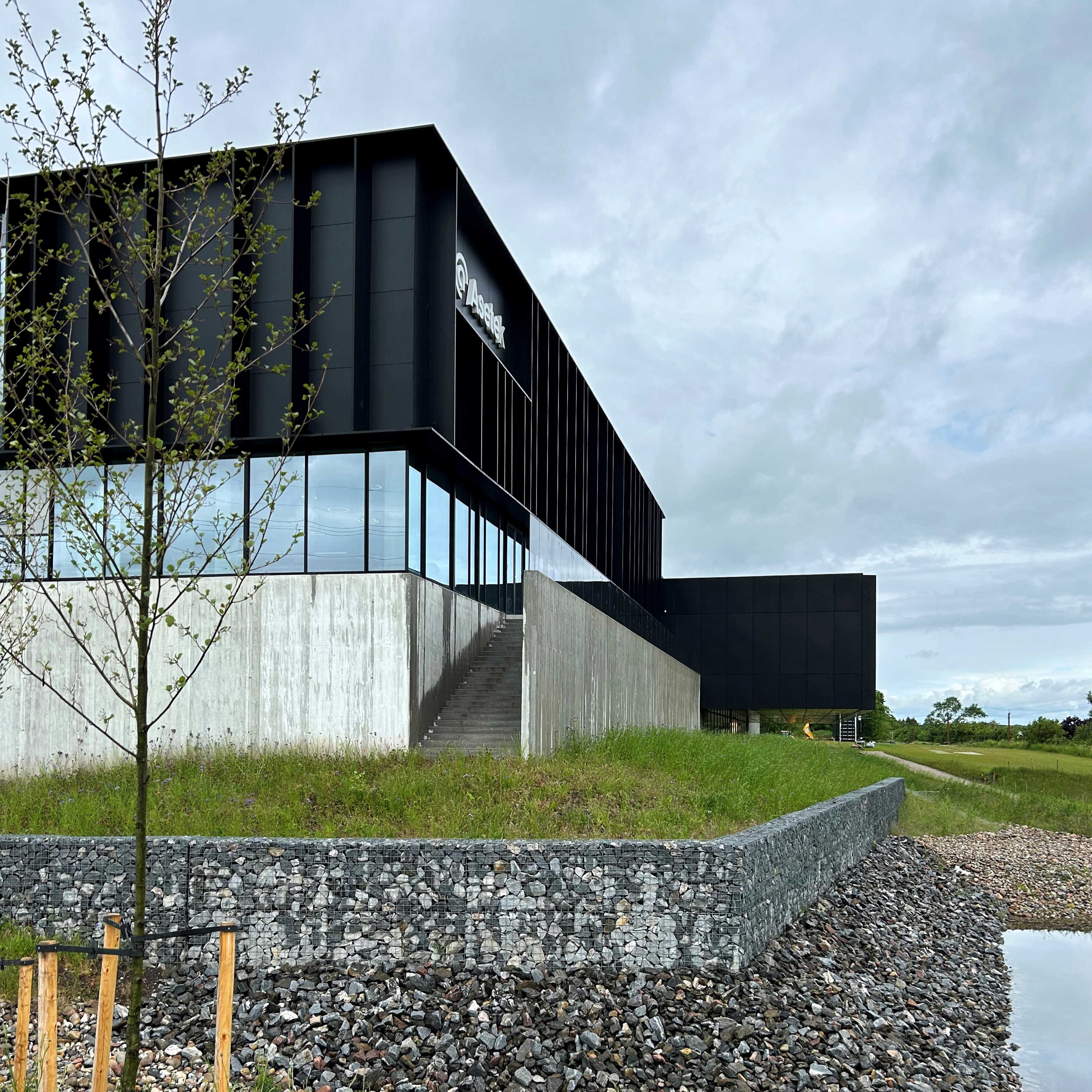 Asetek, erhvervsbyggeri