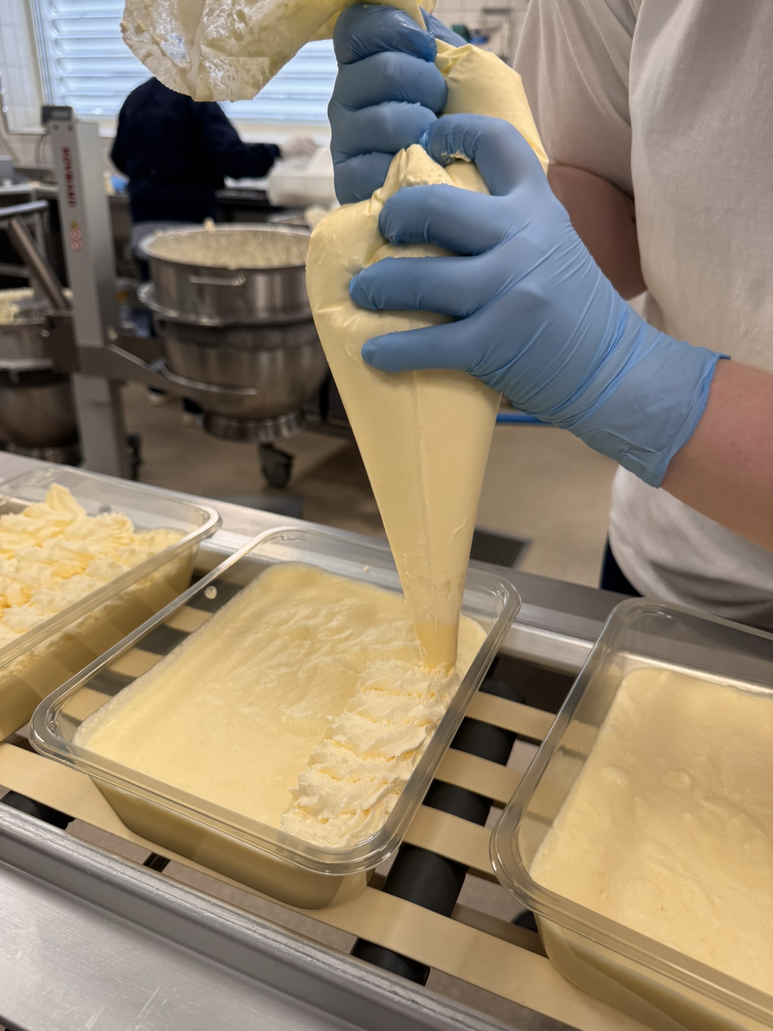 Fromagen pyntes med flødeskum