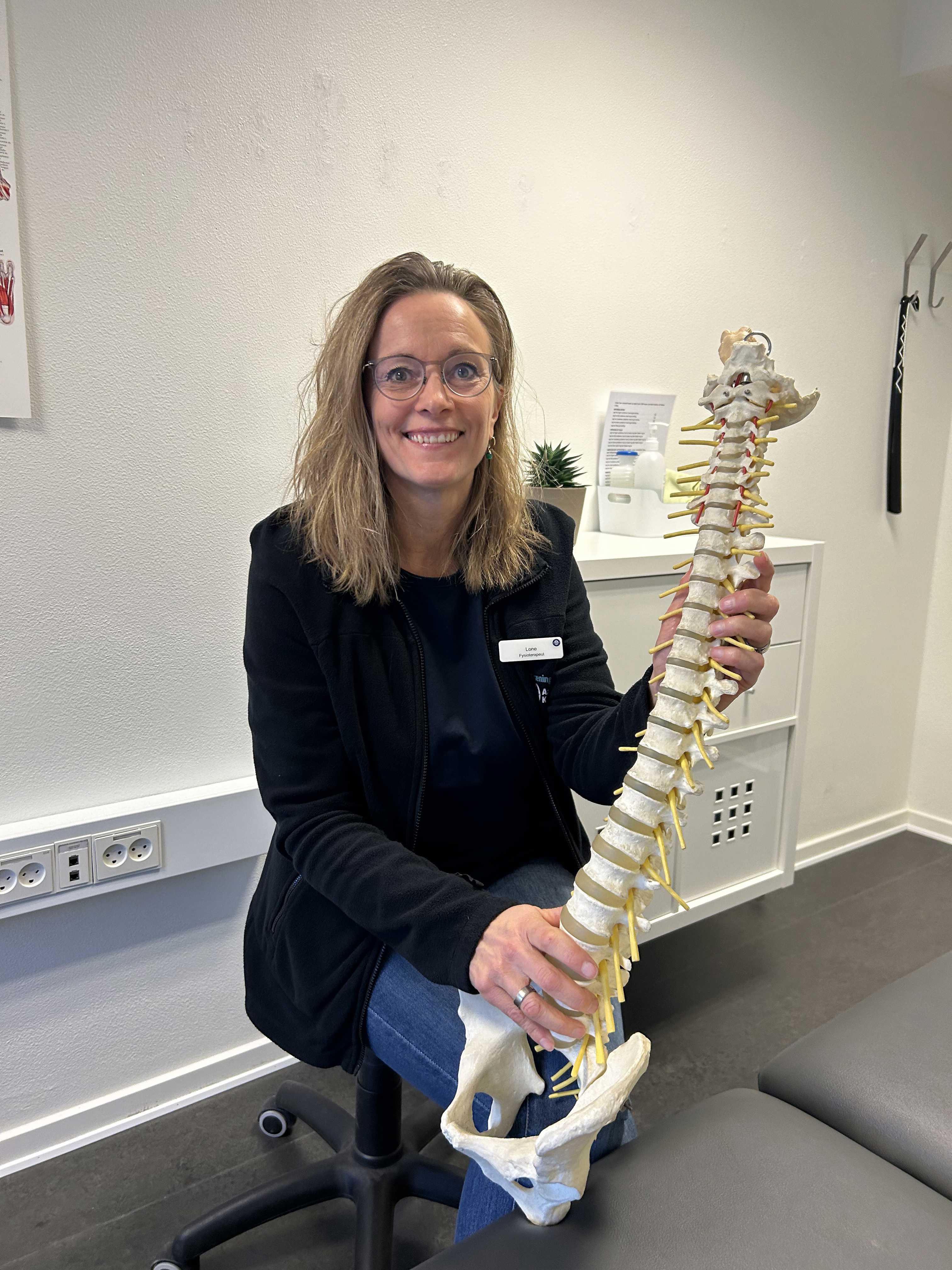 Medarbejder viser en rygsøjle