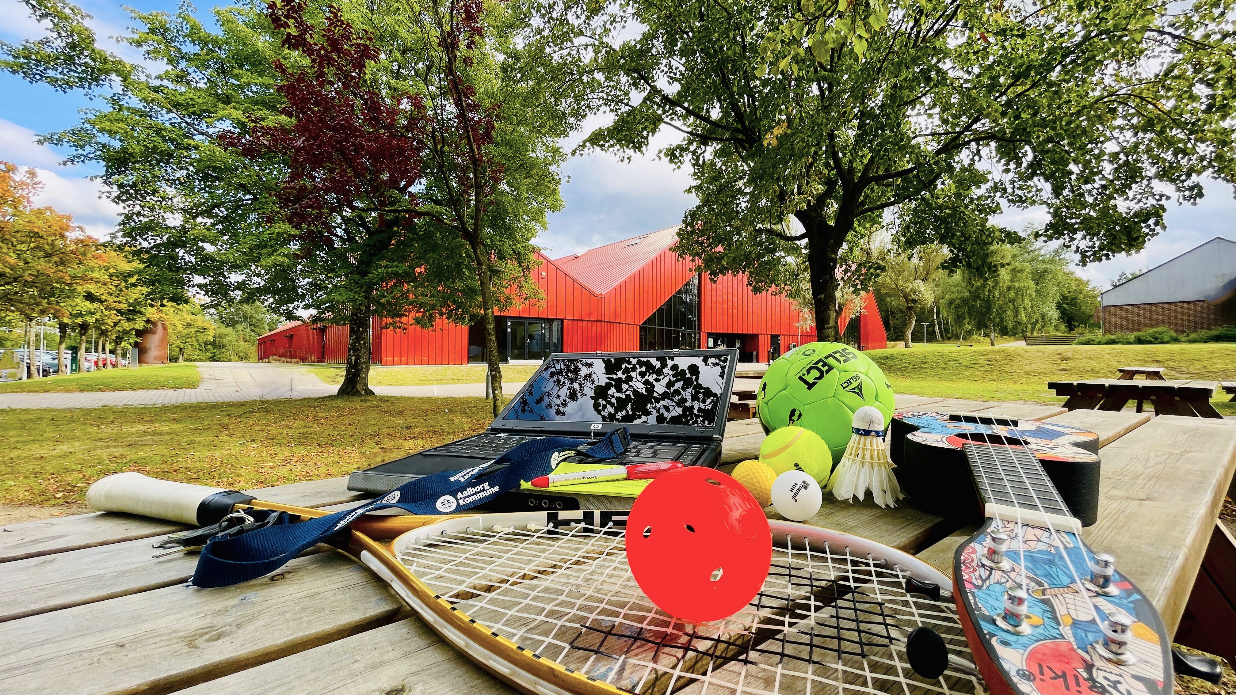 Sports- og kontorredskaber på et bord foran hallen i Vestbjerg
