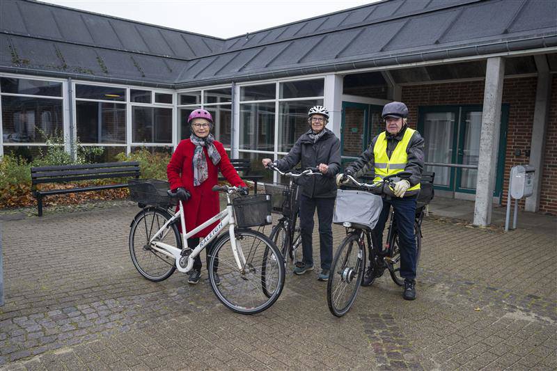 Tre kvinder med cykel