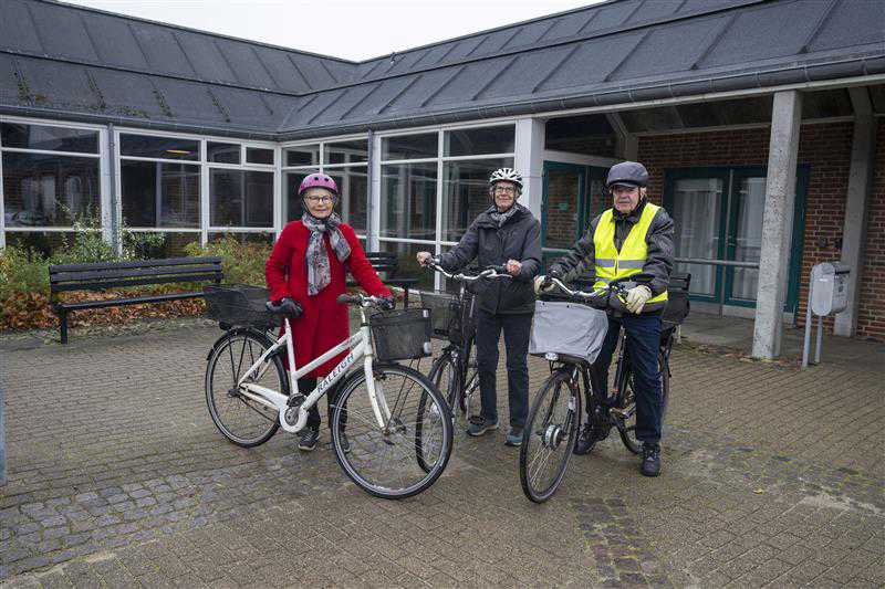Tre kvinder med cykel