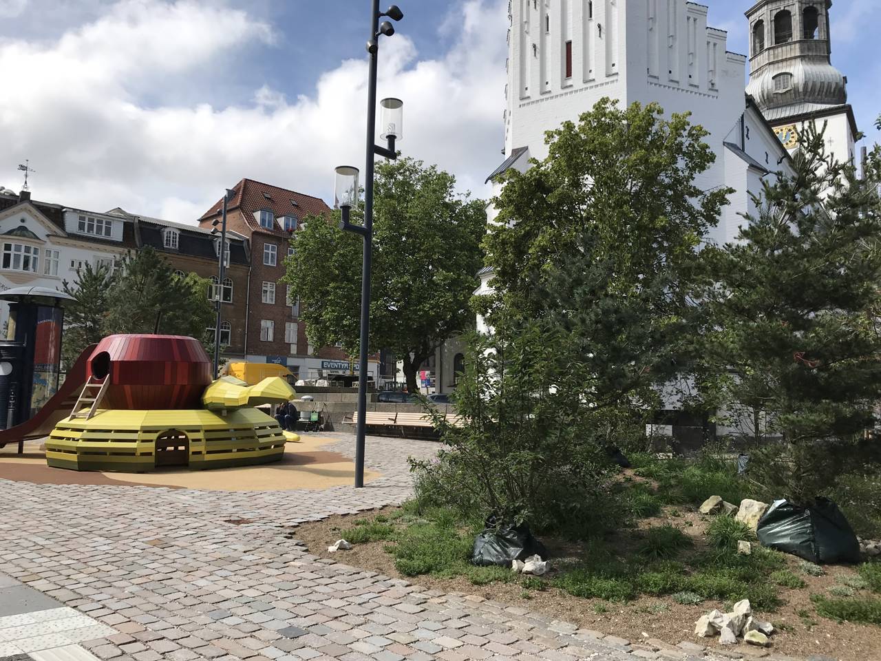 Legeplads og træer i Budolfihaven