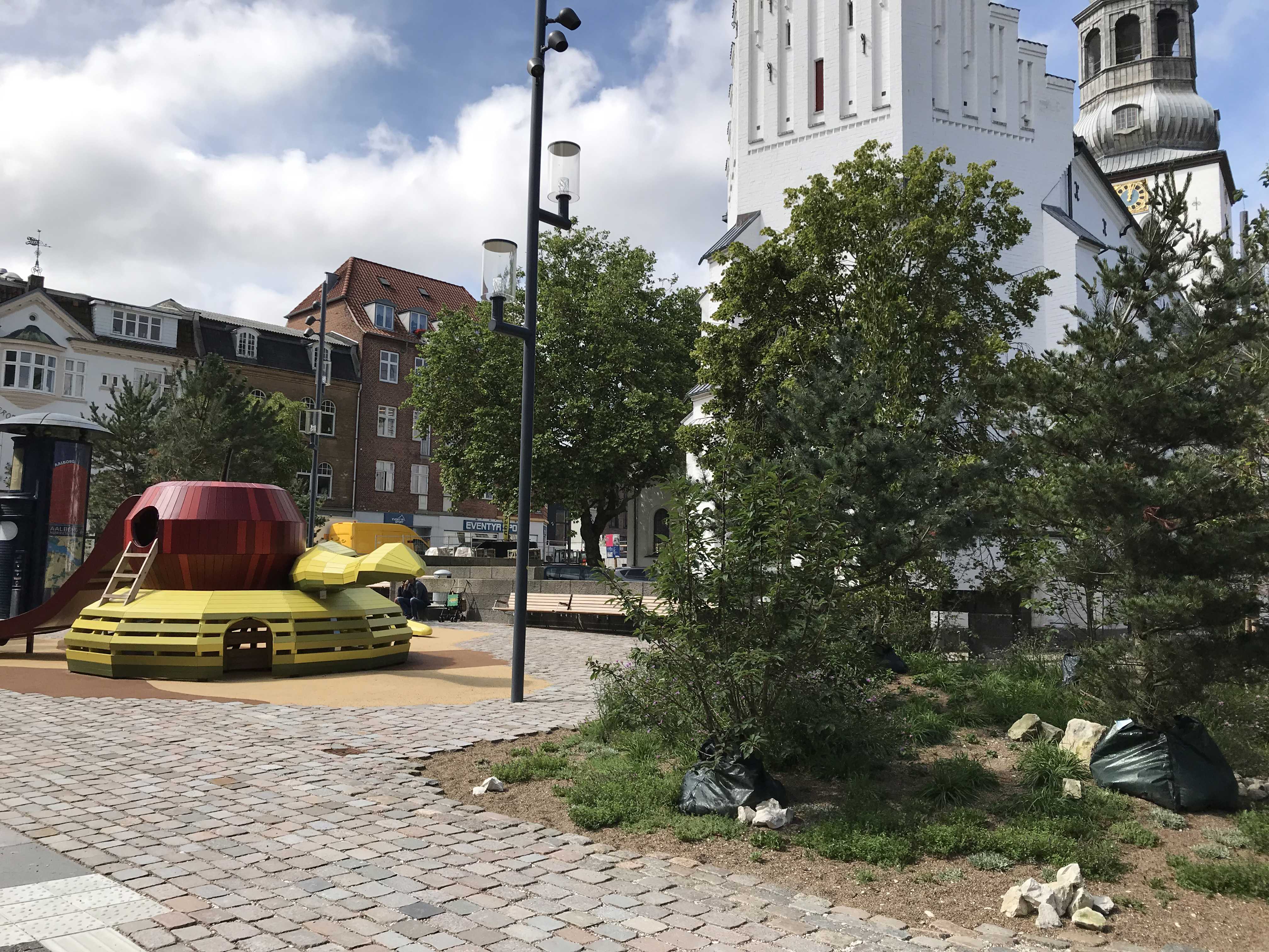 Legeplads og træer i Budolfihaven