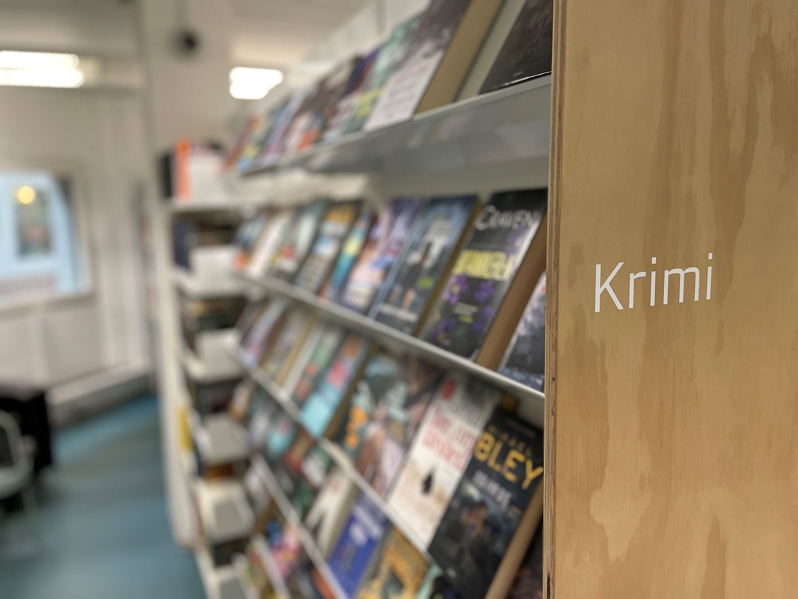 Bibliotekets hylde med krimier