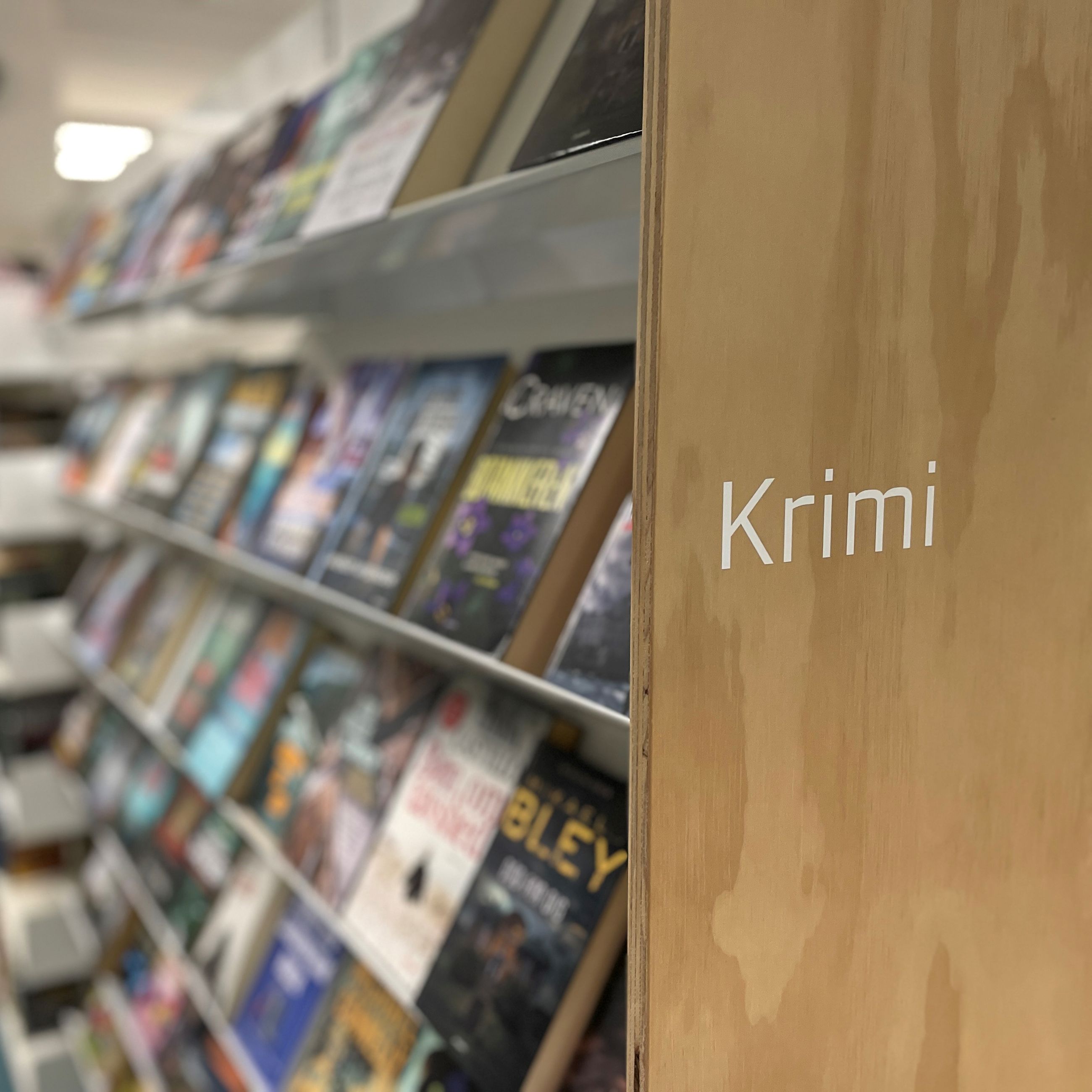 Bibliotekets hylde med krimier