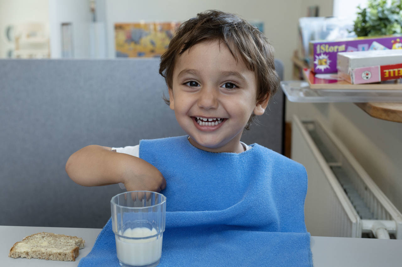 Dreng sidder og spiser