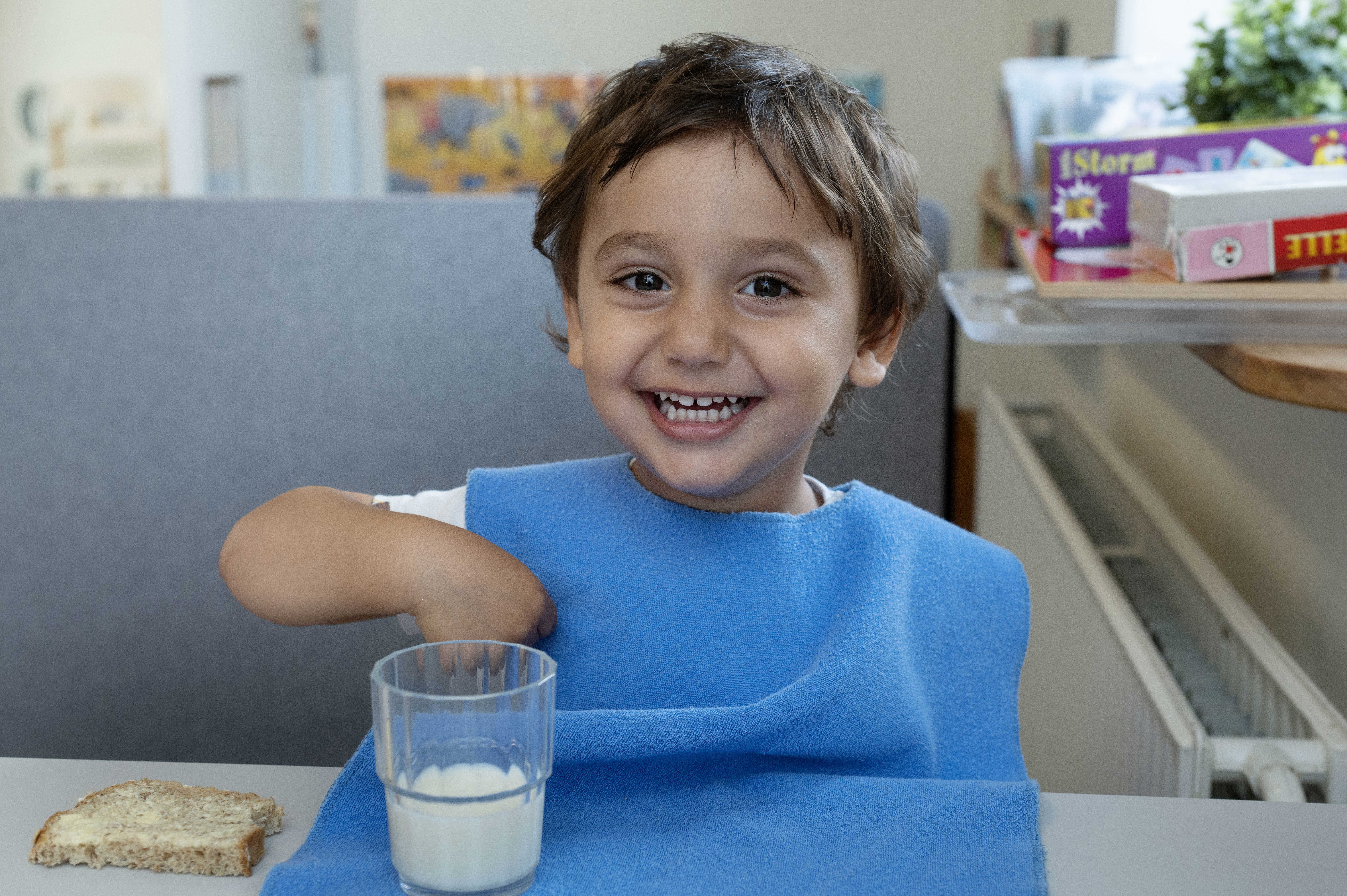 Dreng sidder og spiser