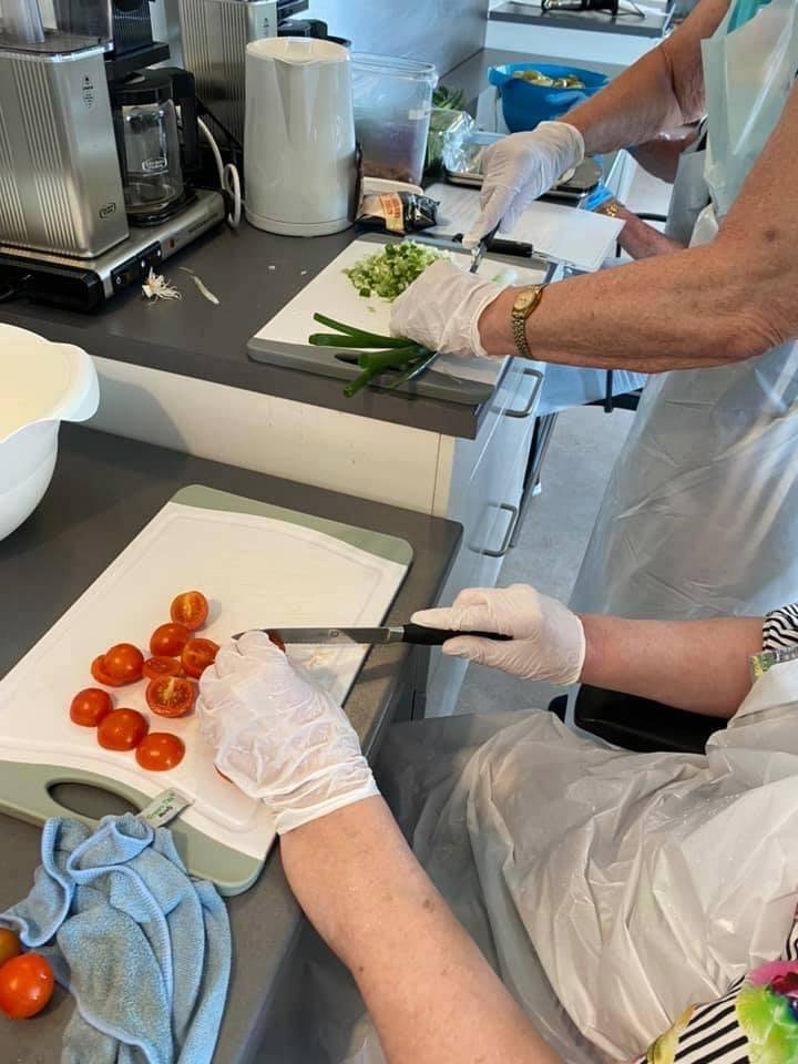 Der skæres grøntsager