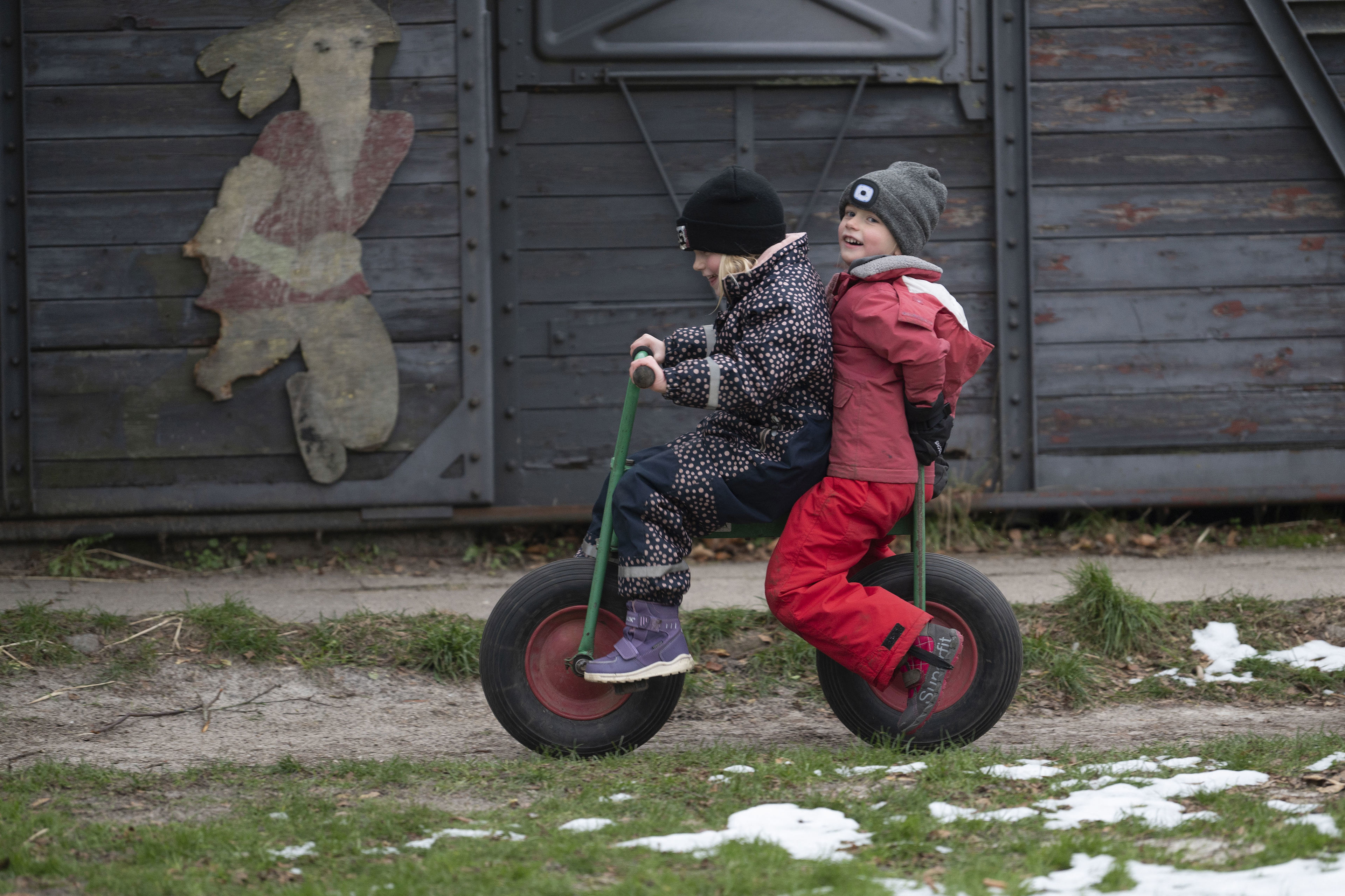 Børn der cykler på legeplads