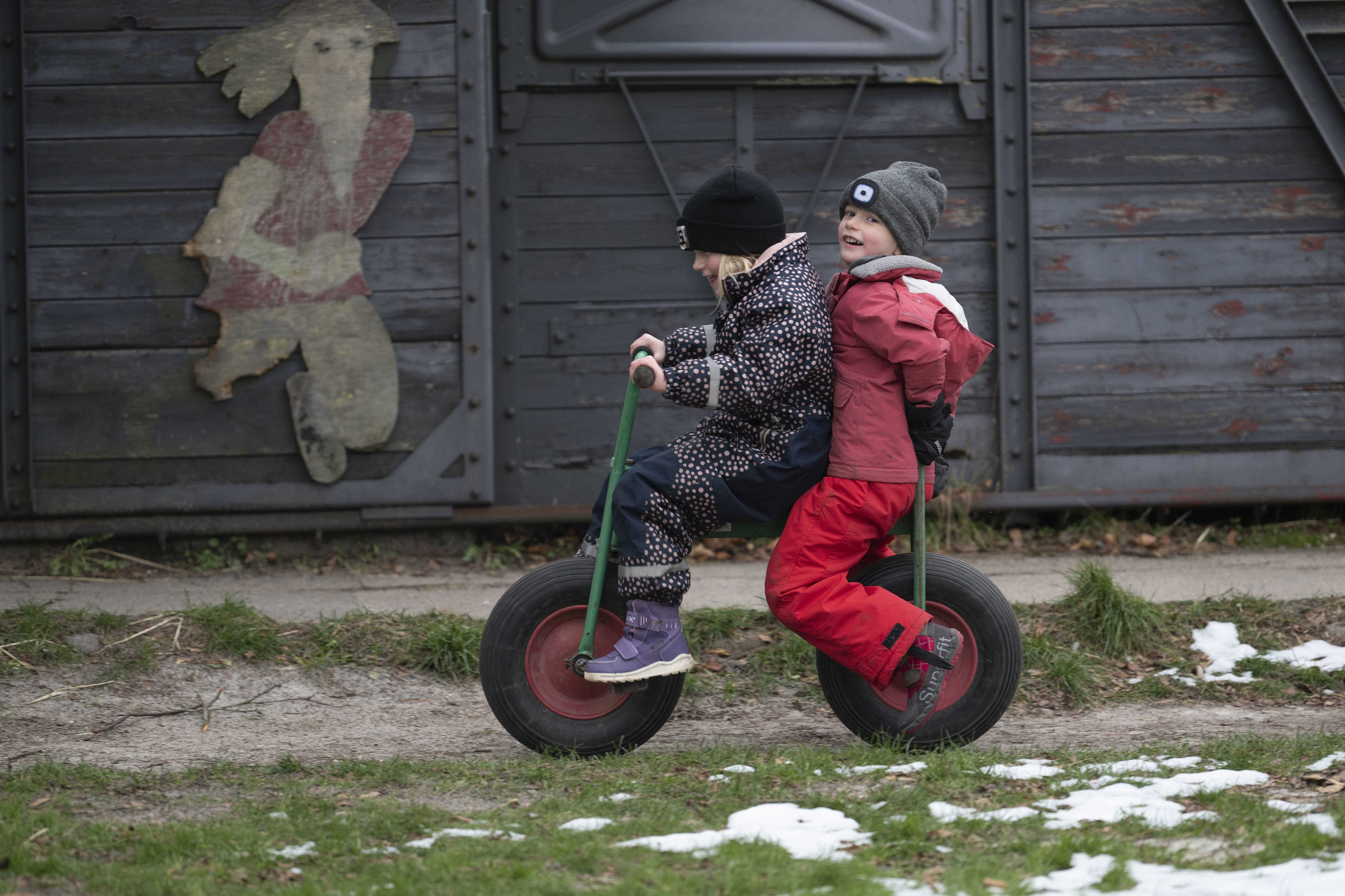 Børn der cykler på legeplads