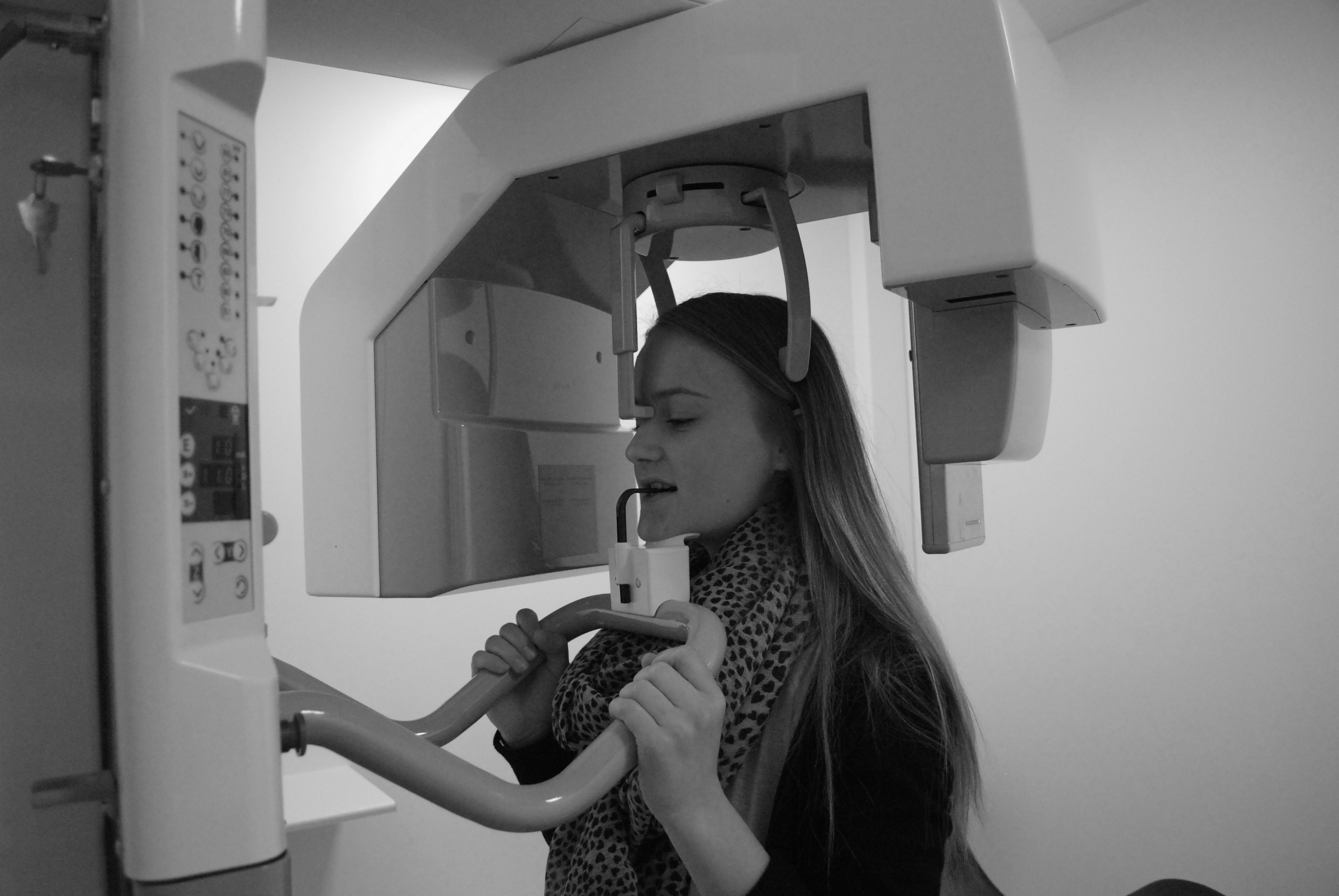 Kvinde stående i røntgenapparat