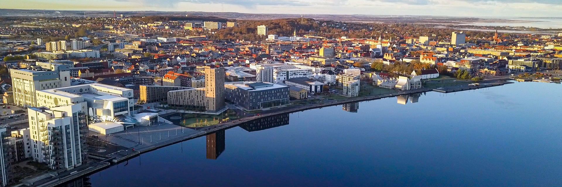 Luftfoto af Aalborg og Limfjorden