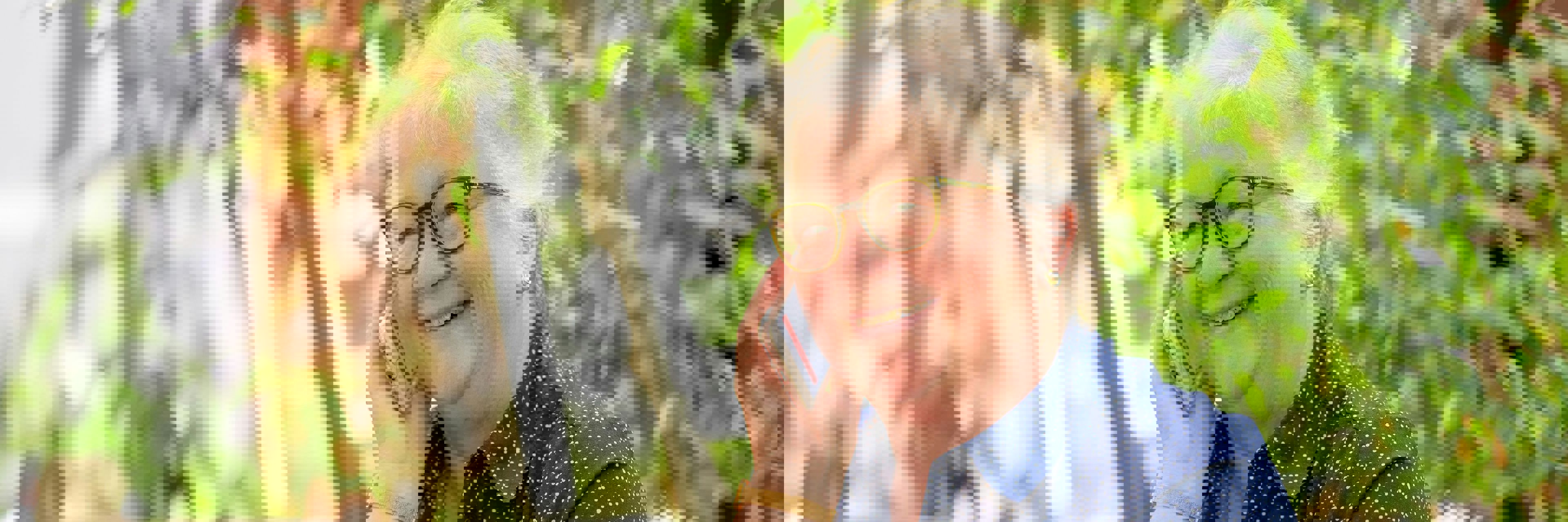 Dame taler telefon og arbejder ved pc